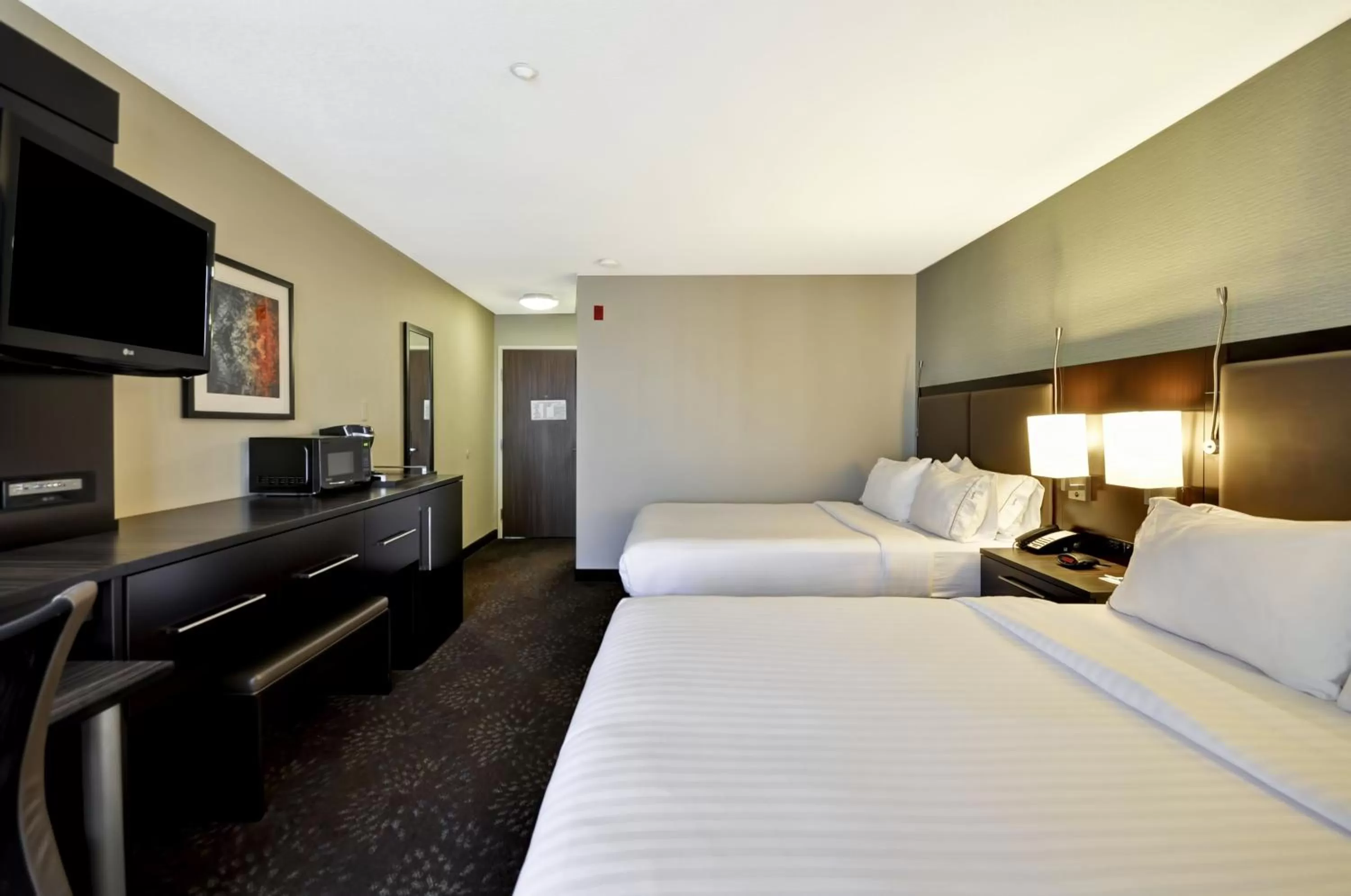 Standard Queen Room with Two Queen Beds and Mobility Accessible Tub in Holiday Inn Express Romulus / Detroit Airport by IHG