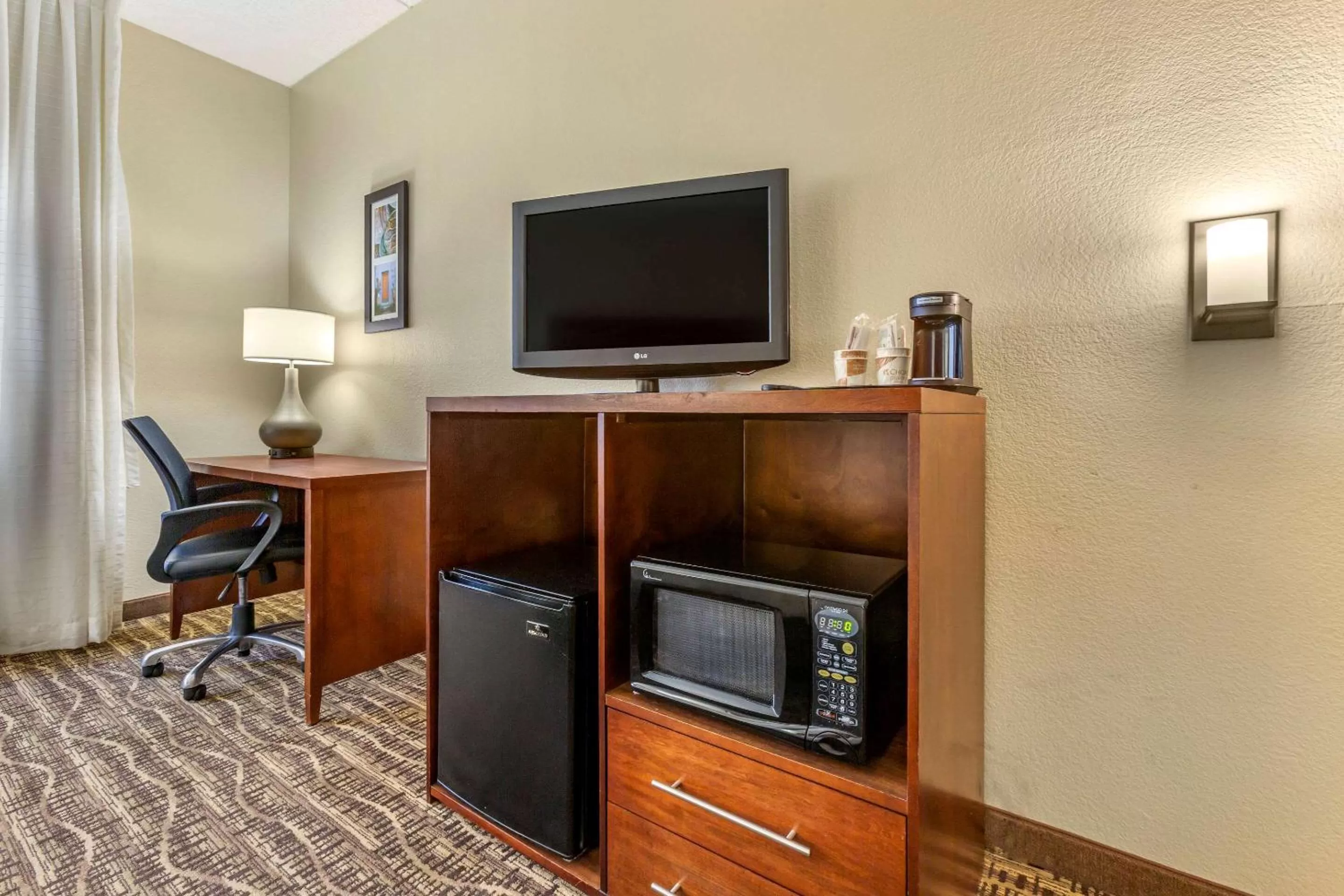 Standard King Room with Roll-in Shower - Accessible/Non-Smoking in Comfort Inn & Suites Phoenix North / Deer Valley