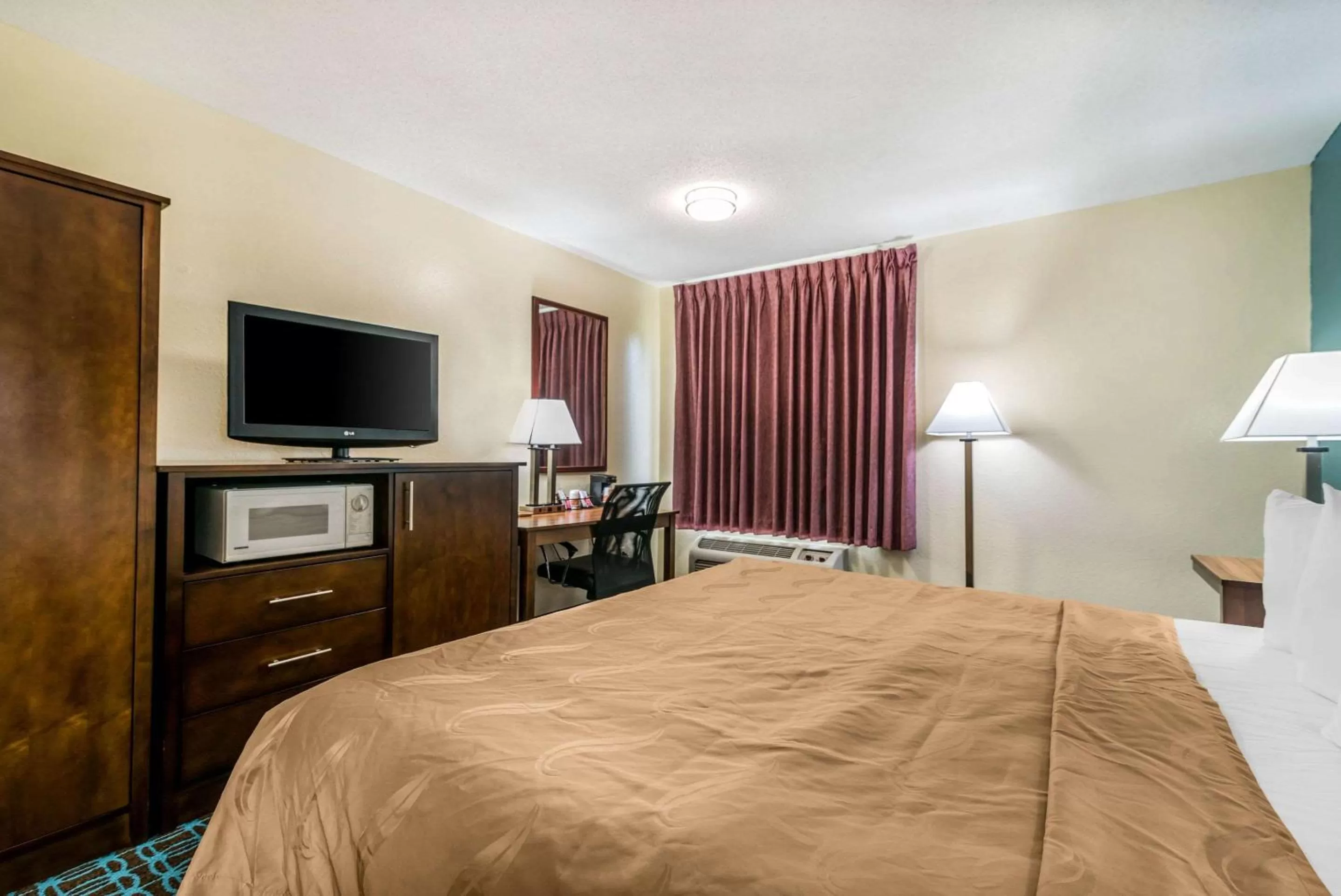 King Room with Roll-In Shower - Accessible/Non-Smoking in Quality Inn Loudon/Concord