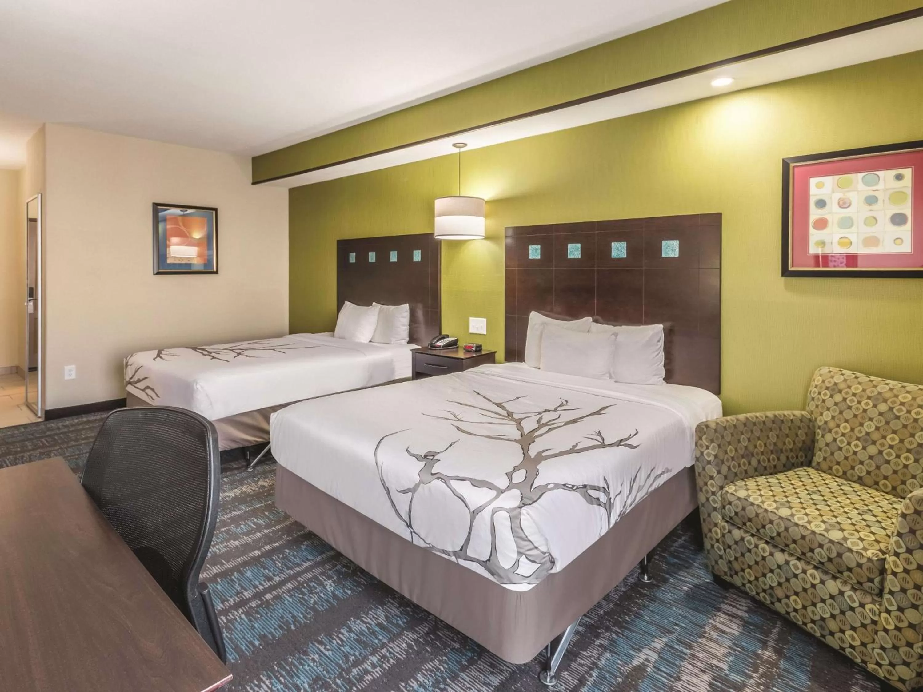 Queen Room with Two Queen Beds and Bath Tub - Mobility/Hearing Access - Non-Smoking in La Quinta by Wyndham Dallas Grand Prairie South