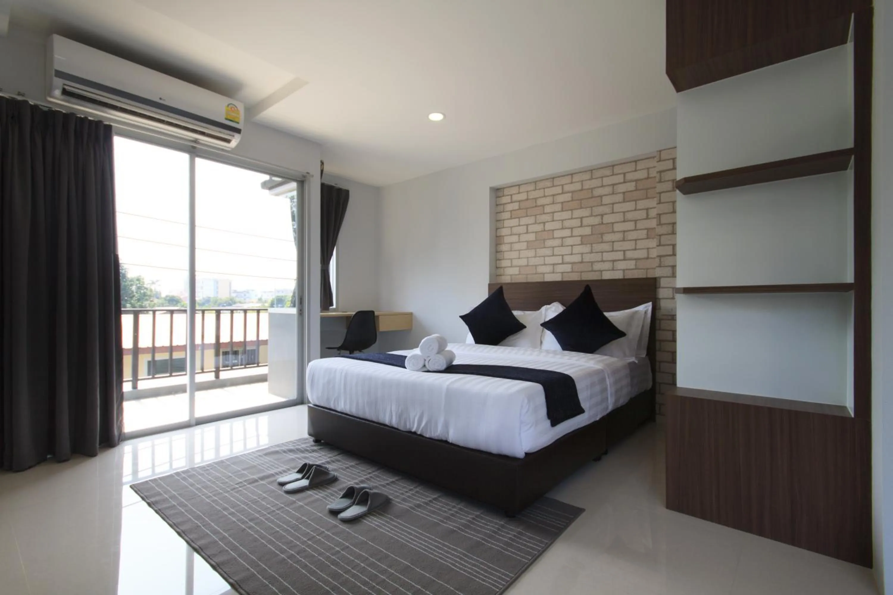 Deluxe Corner Room with Balcony in Q Space Residence