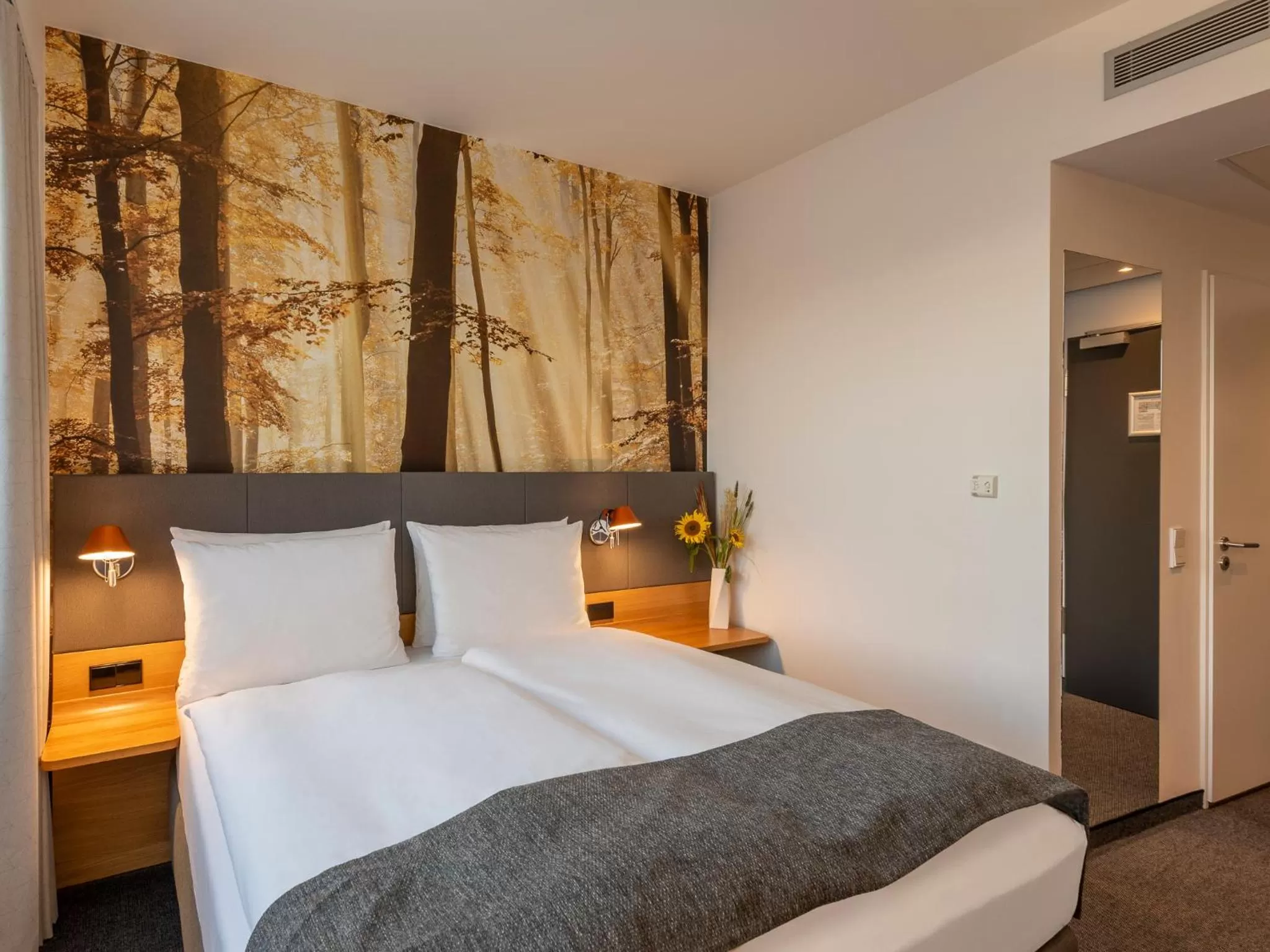 Standard Twin Room with Courtyard View in Holiday Inn Munich - Leuchtenbergring by IHG