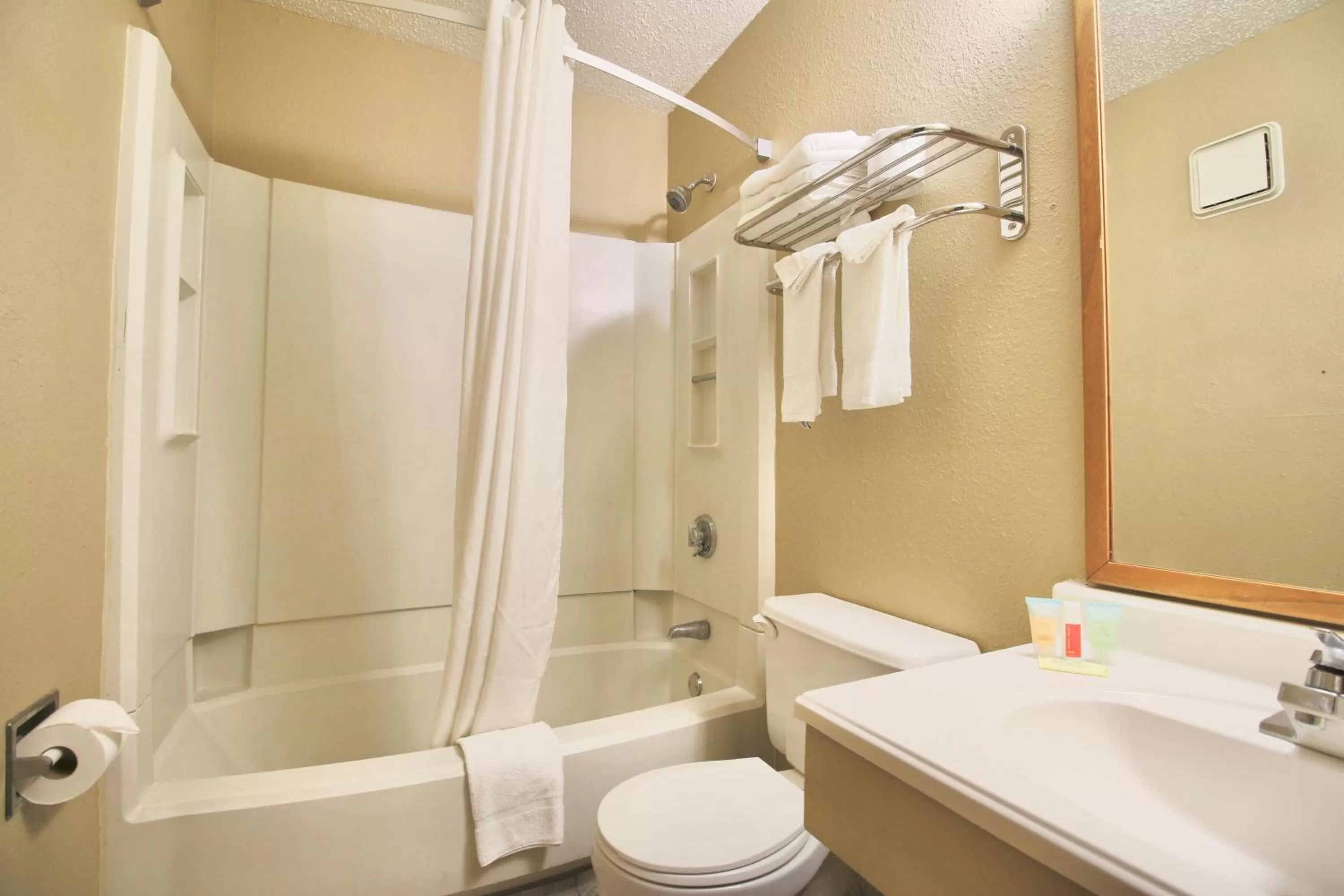 Queen Room - Disability Access/Non-Smoking in Super 8 by Wyndham Kenosha/Pleasant Prairie