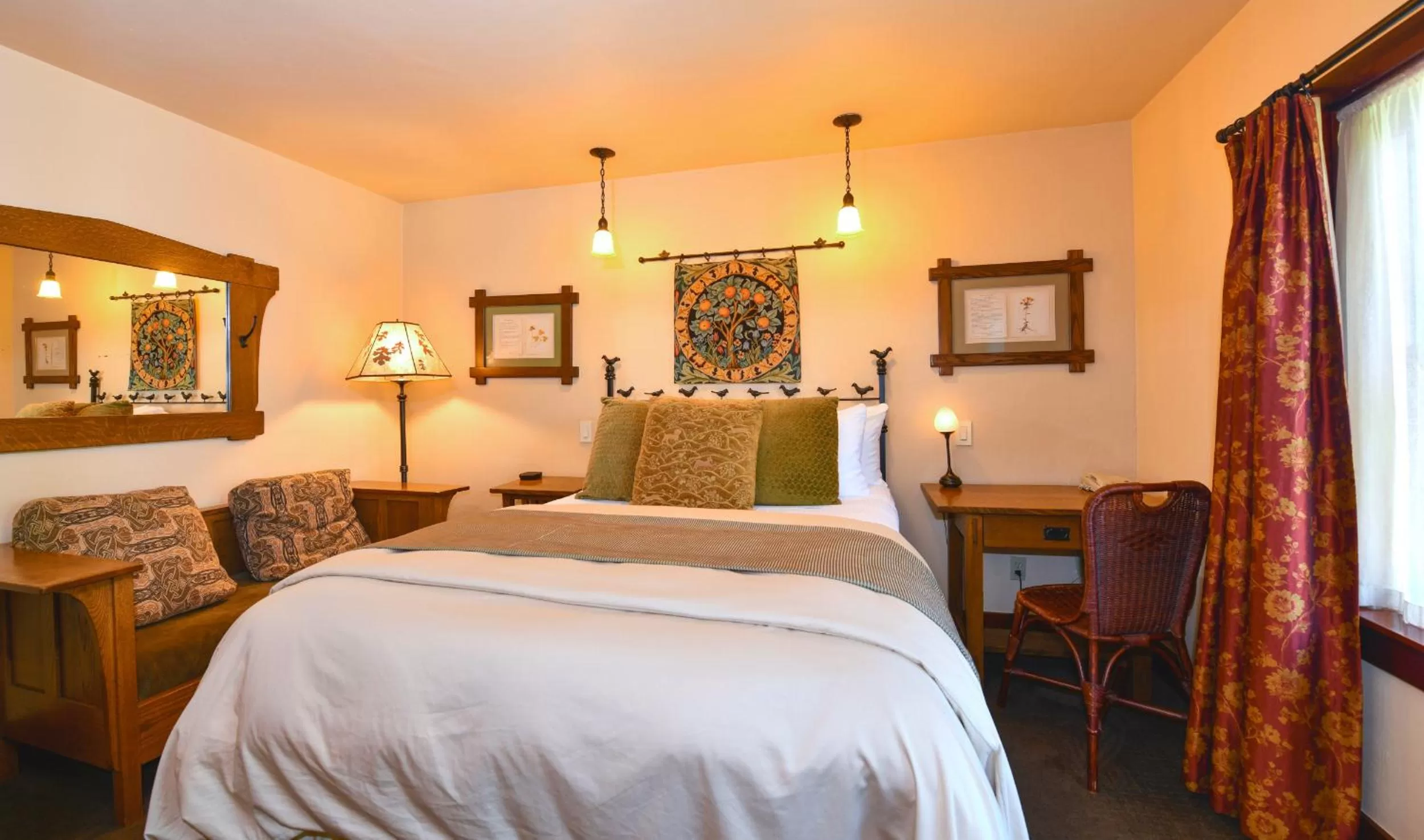 Queen Room in Blackbird Inn