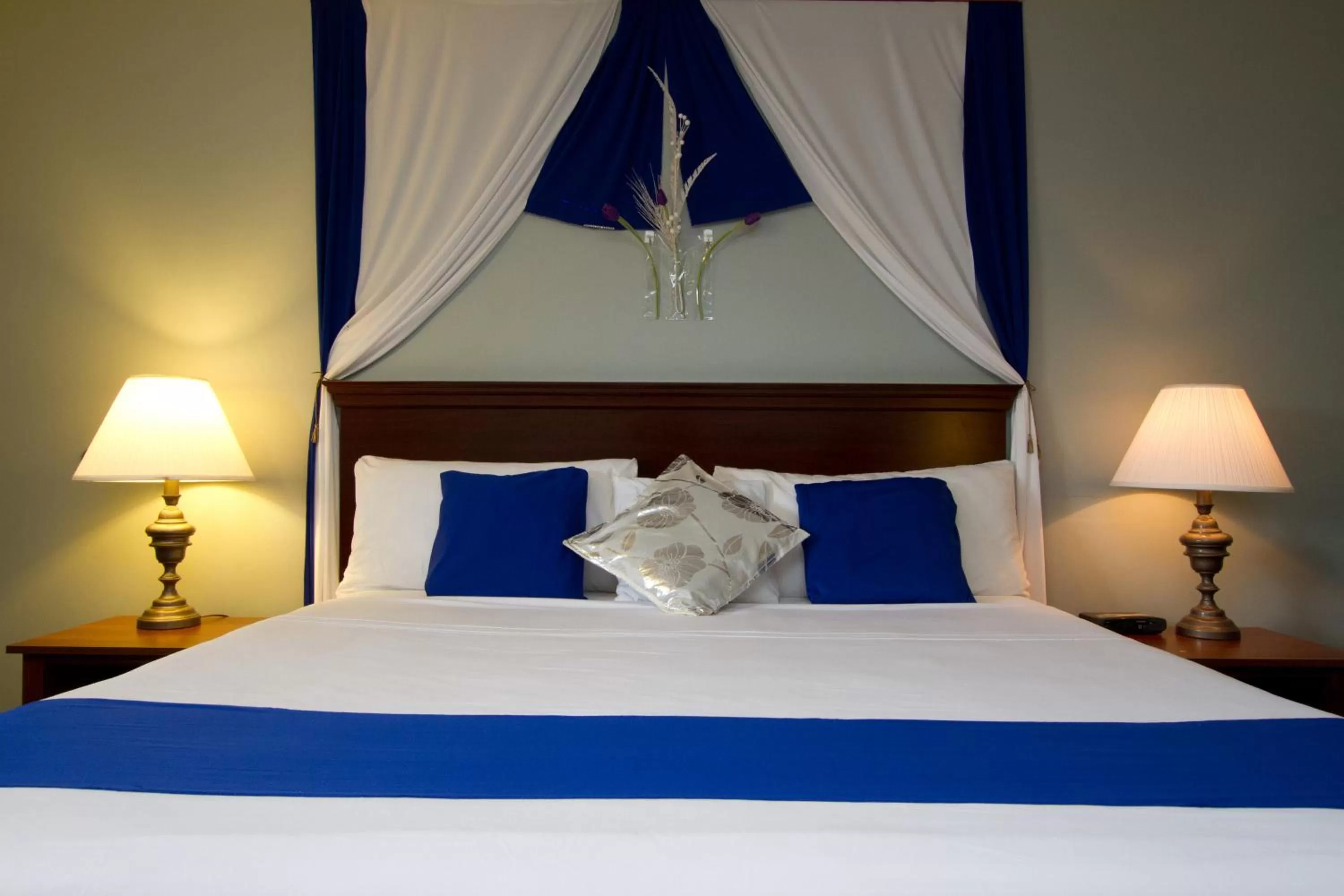 King Room - Non-Smoking in Knights Inn Lindsay