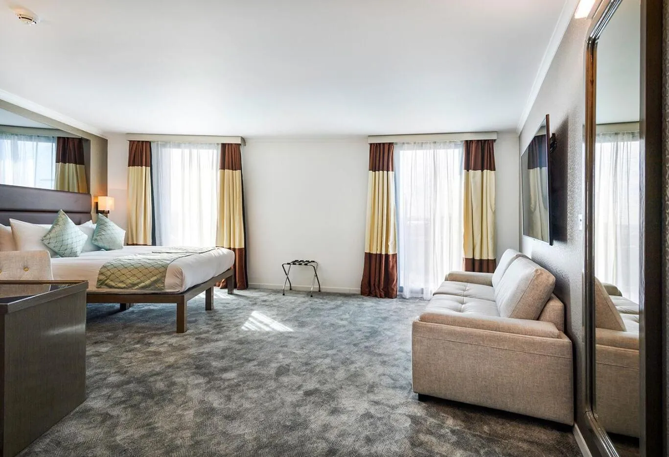 Superior Double or Twin Room with City View in Atrium Hotel Heathrow