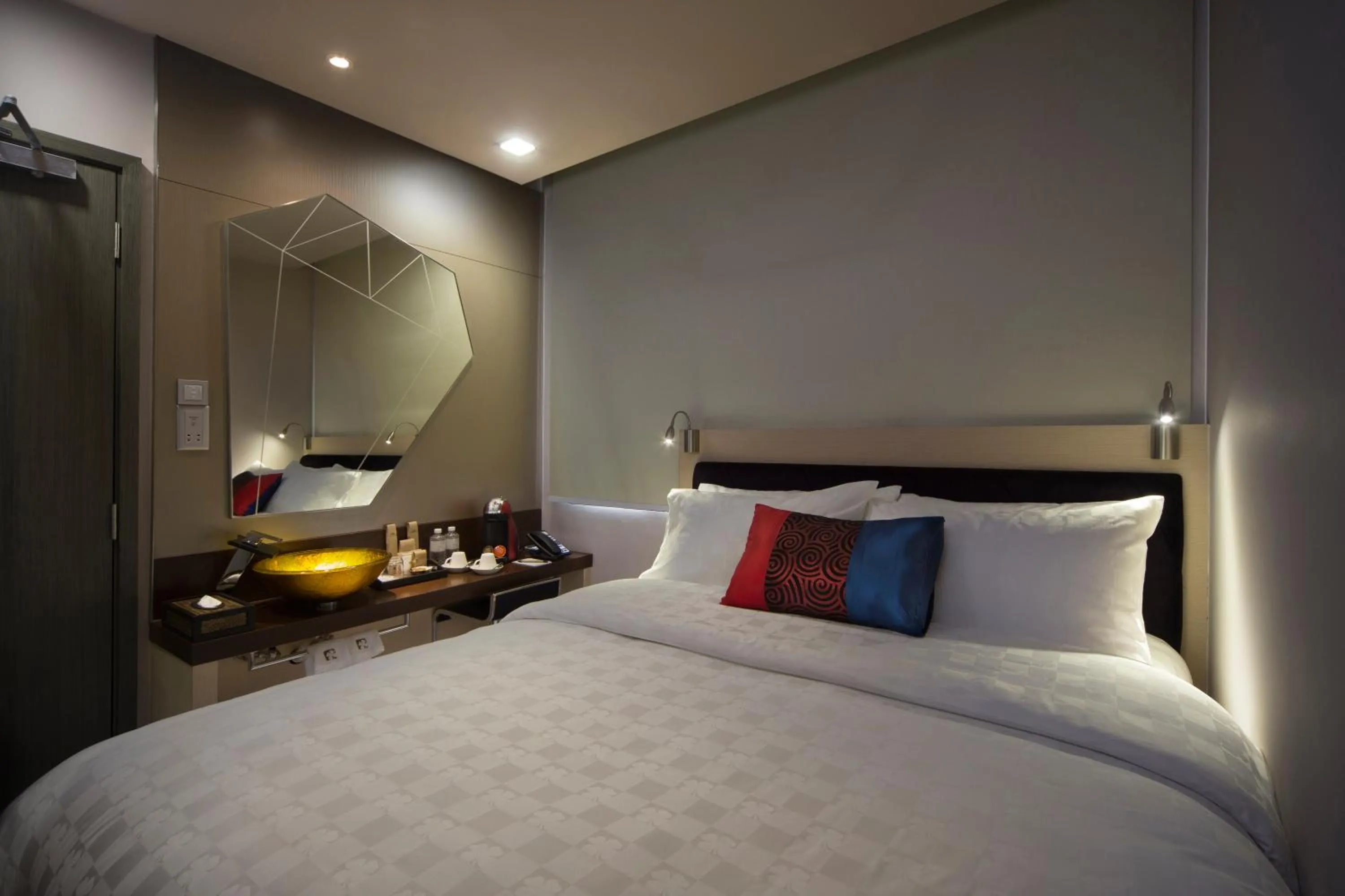 Deluxe Queen Room in Hotel Clover 7