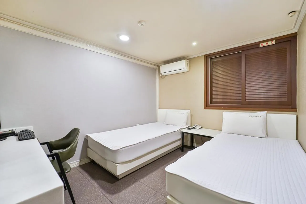 Standard Twin Room in Top Motel Busan