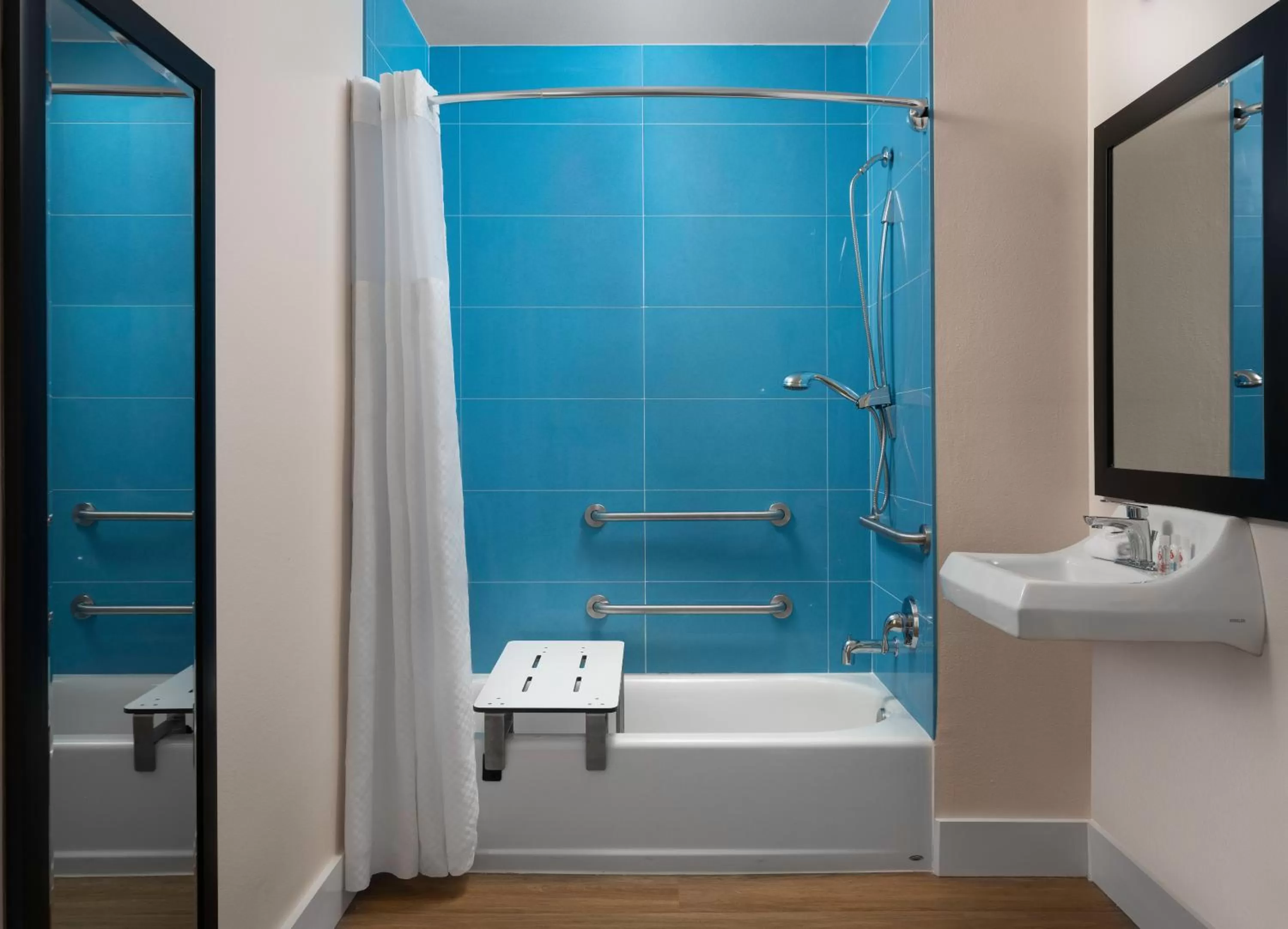 Queen Bed | Oceanside - New 60s Retro-Style Decor in Motel 6-Santa Barbara, CA - Beach