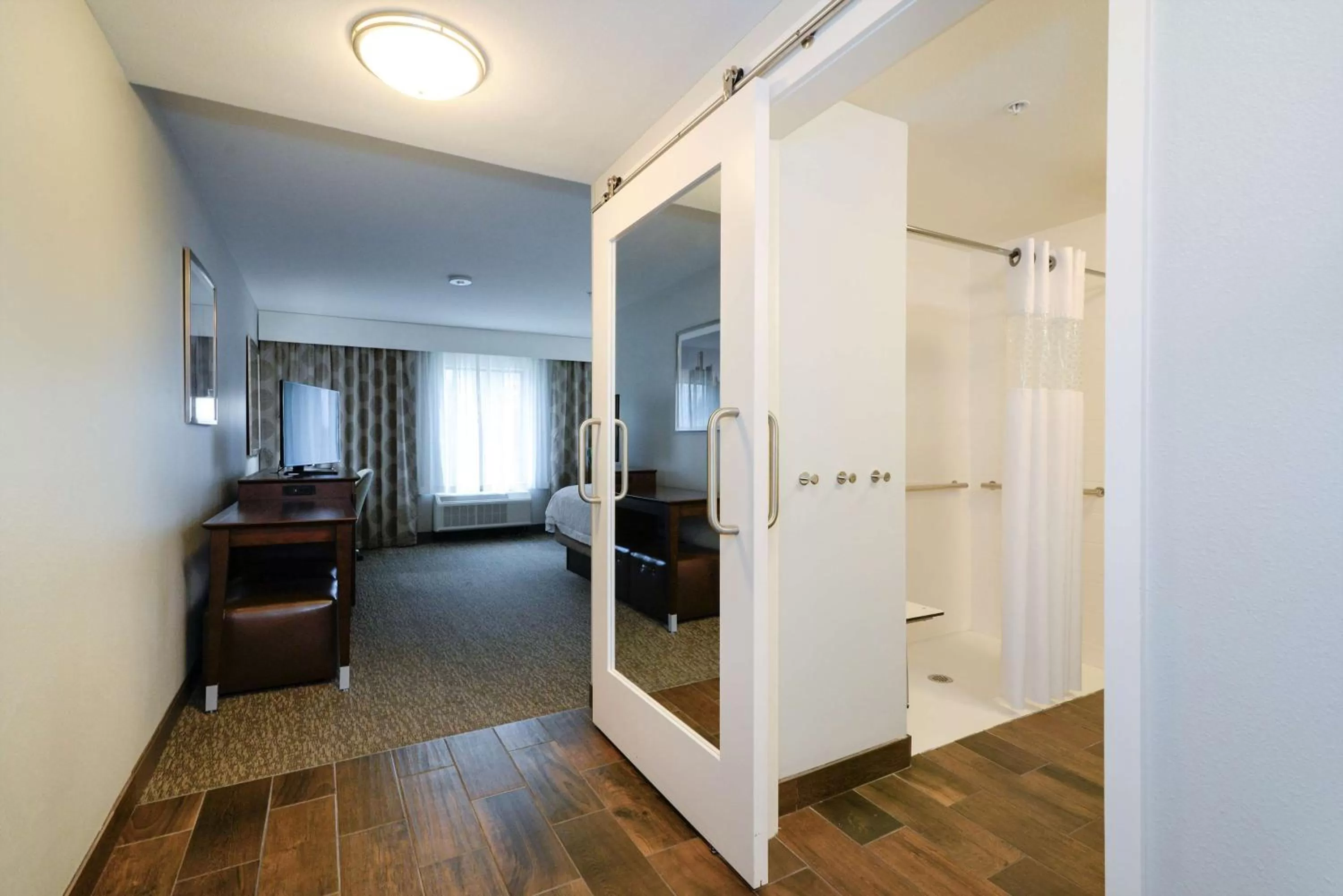 King Room with Roll-In Shower - Mobility Access/Non-Smoking in Hampton Inn Brighton Mi