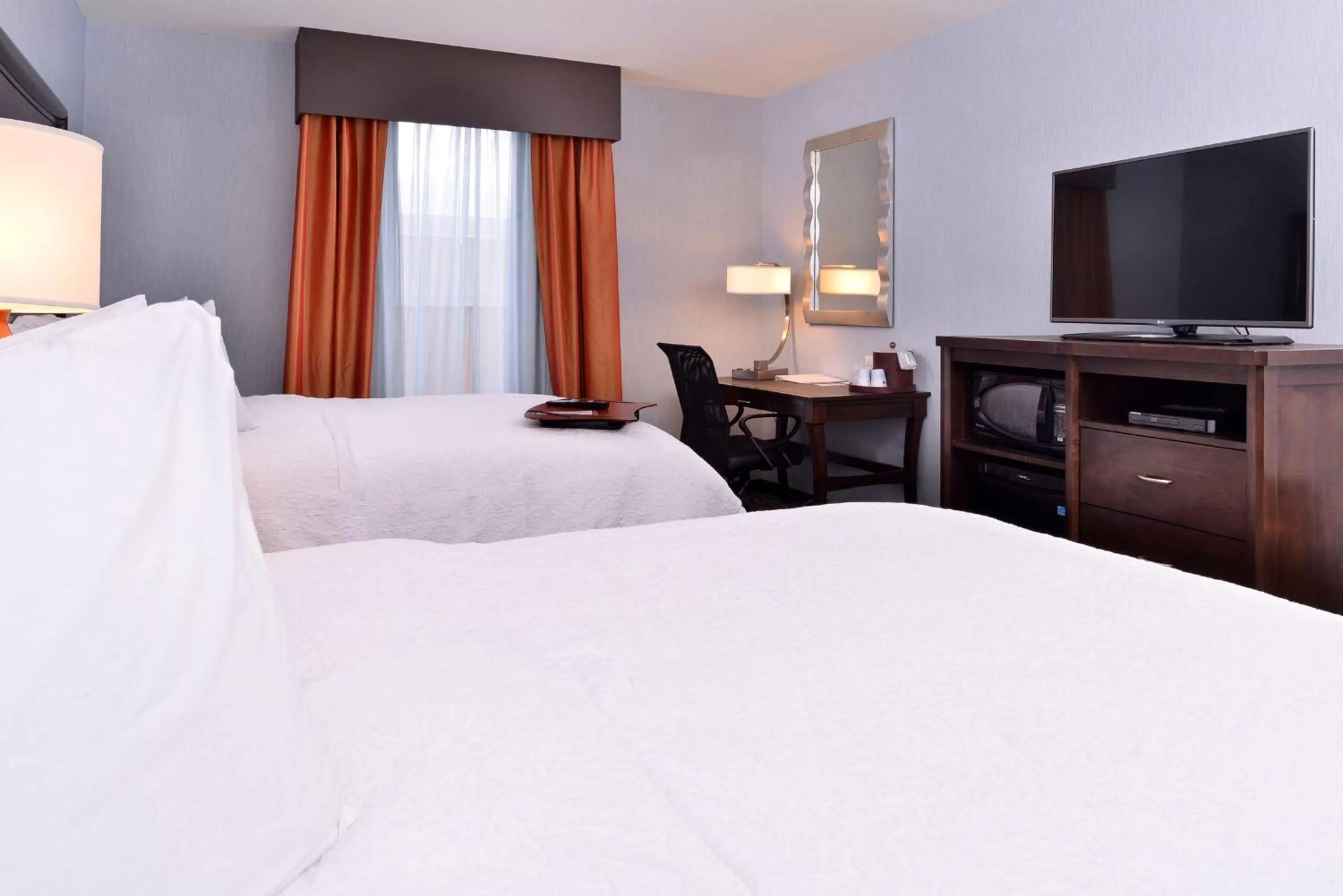 Queen Room with Two Queen Beds Hearing Accessible in Hampton Inn Rome