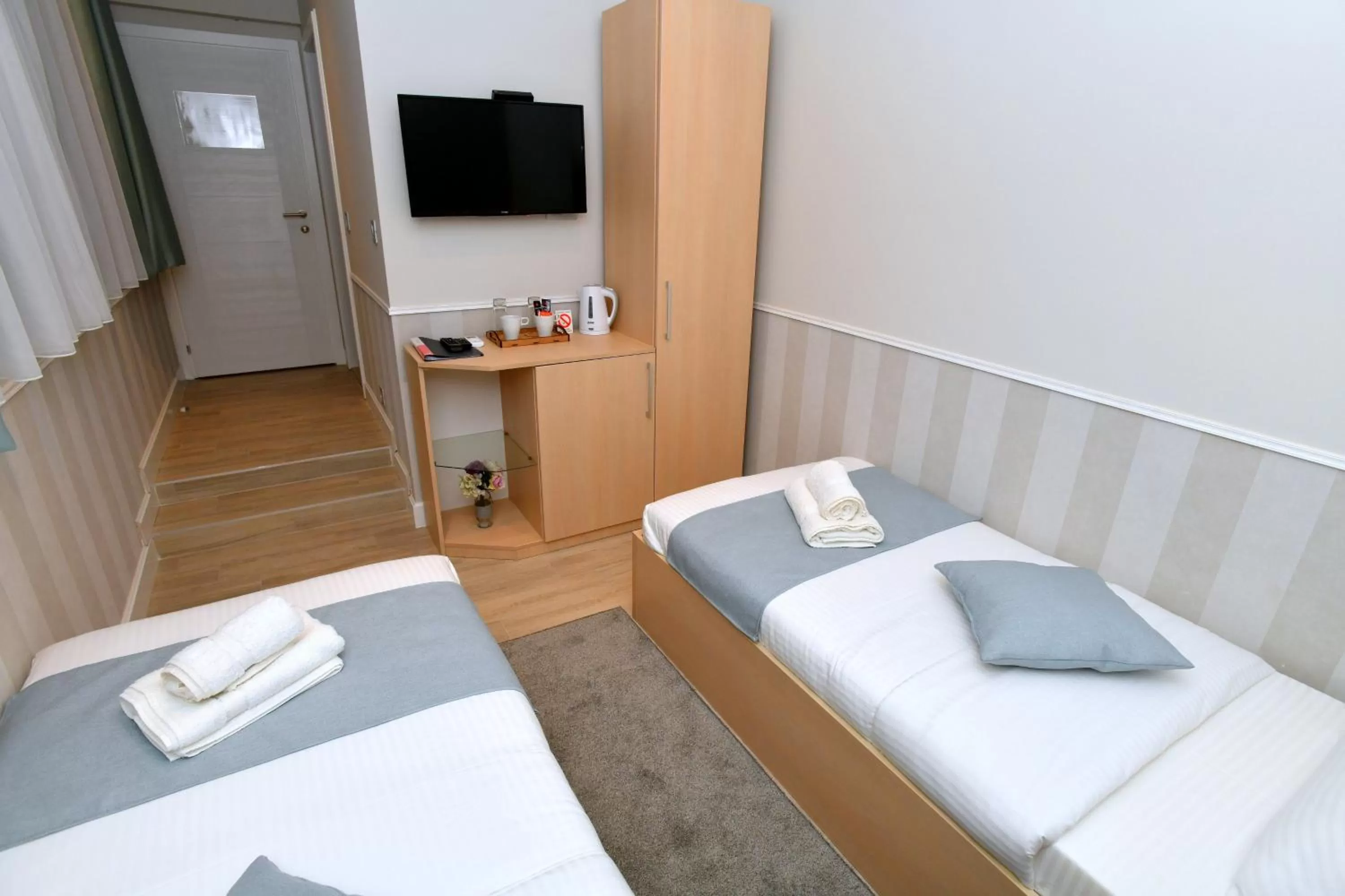 Twin Room with Bathroom in PRESIDENT