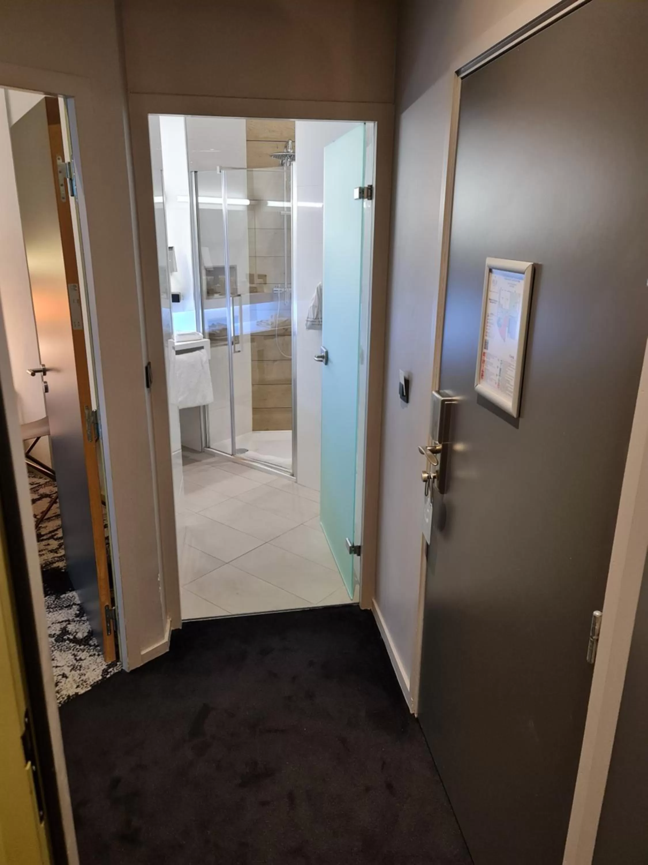 Family Room with Shared Bathroom in Hôtel B55