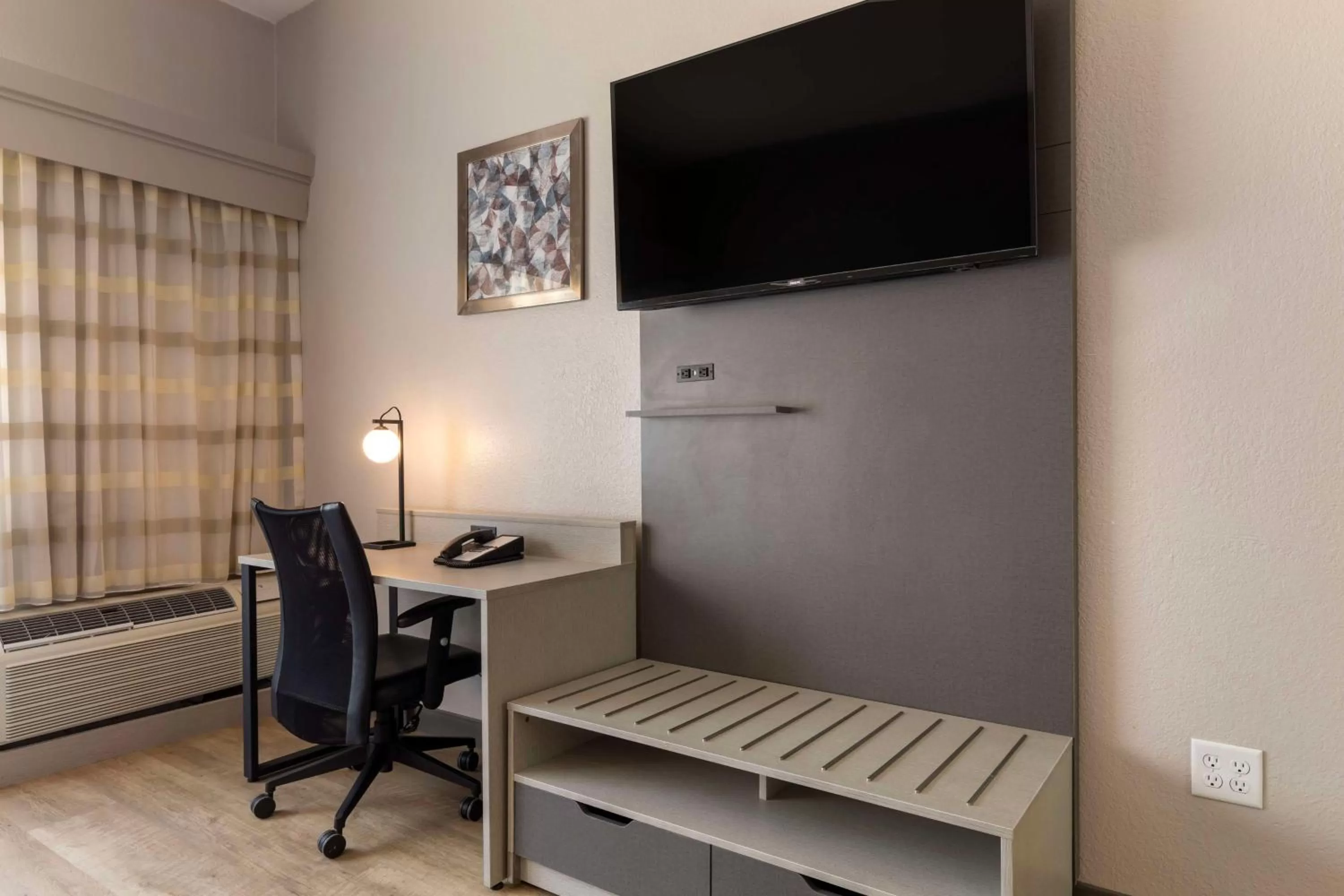 King Room with Roll-In Shower - Disability Access/Non-Smoking in Best Western Plus Fort Worth North