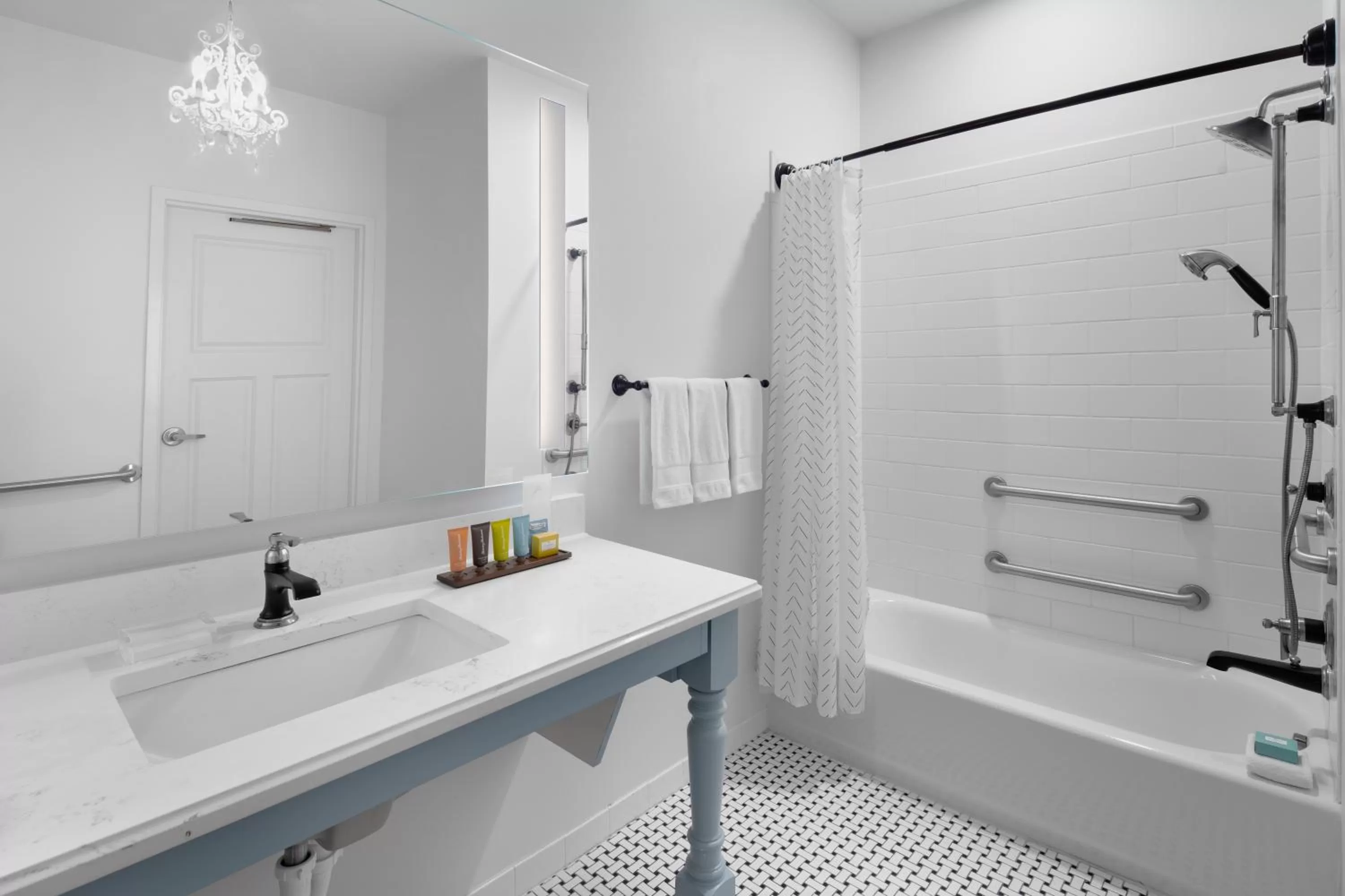 King Urban View ADA Tub in Beaufort Hotel