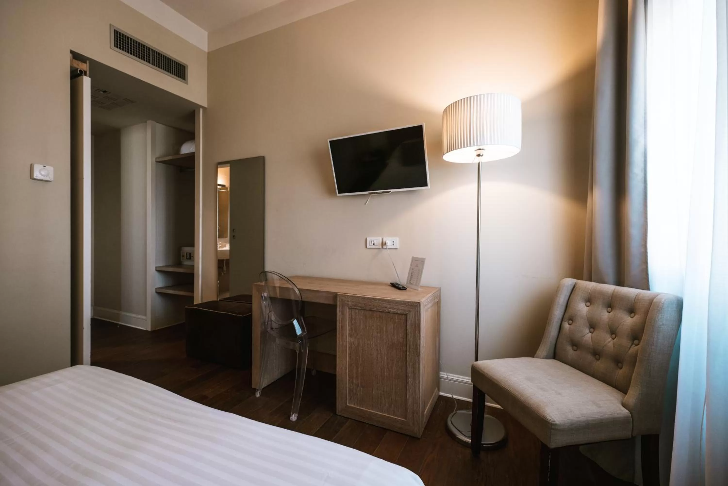 Classic Double or Twin Room in Hotel De La Ville