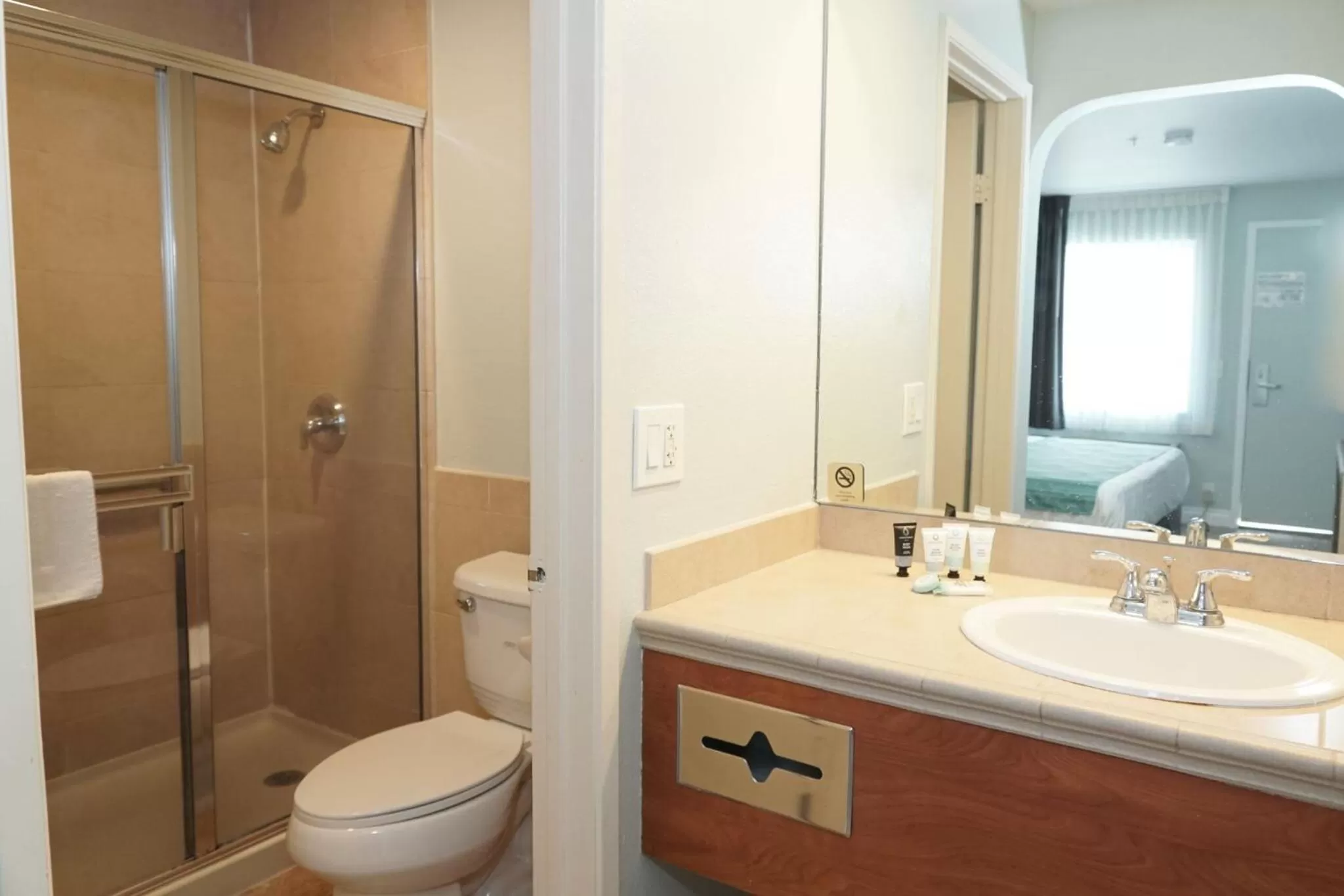 Deluxe Double Room in Riverleaf Inn Mission Valley