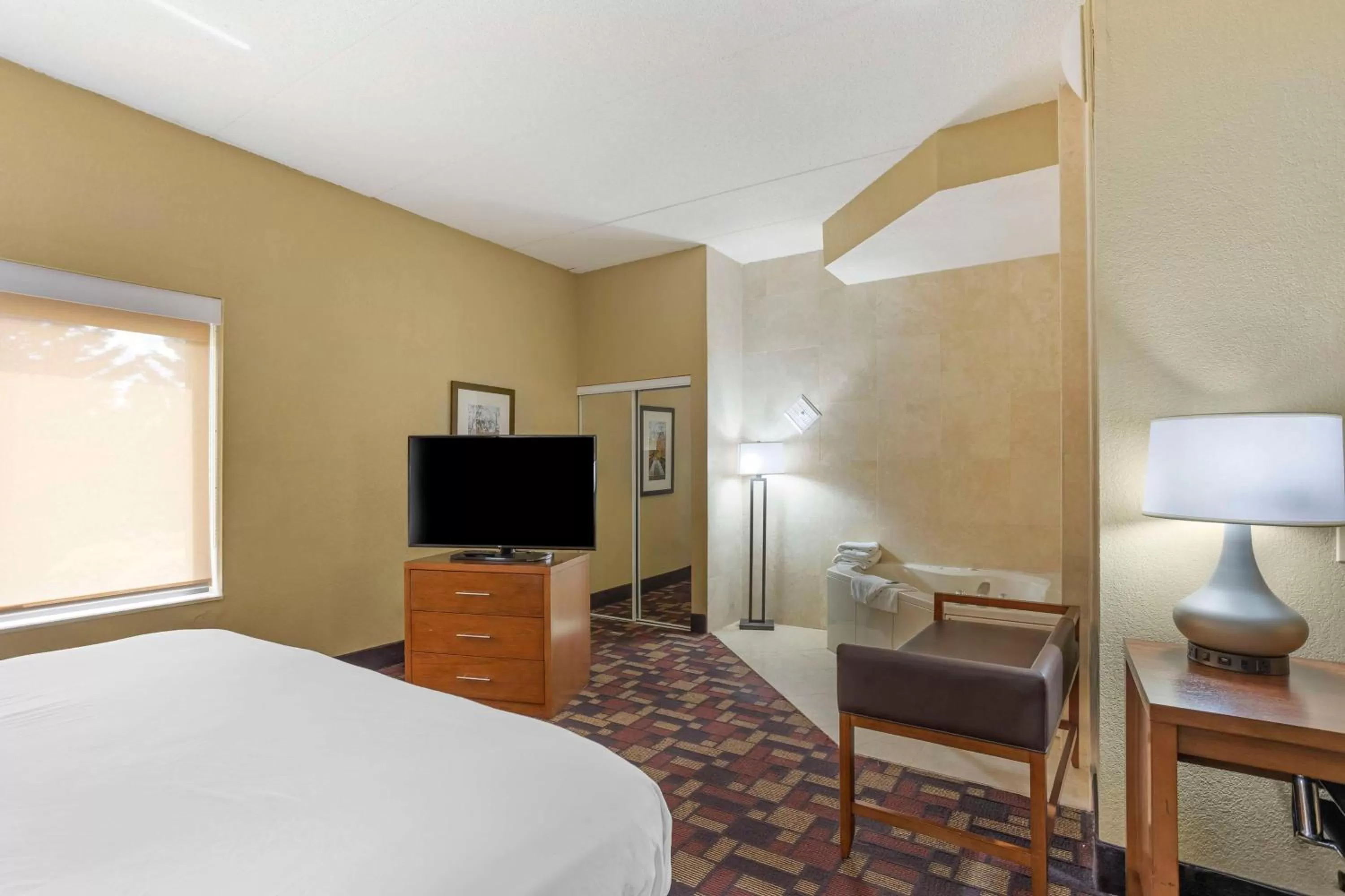King Suite with Sofa Bed and Whirlpool - Non-Smoking in Best Western Grantville Hershey