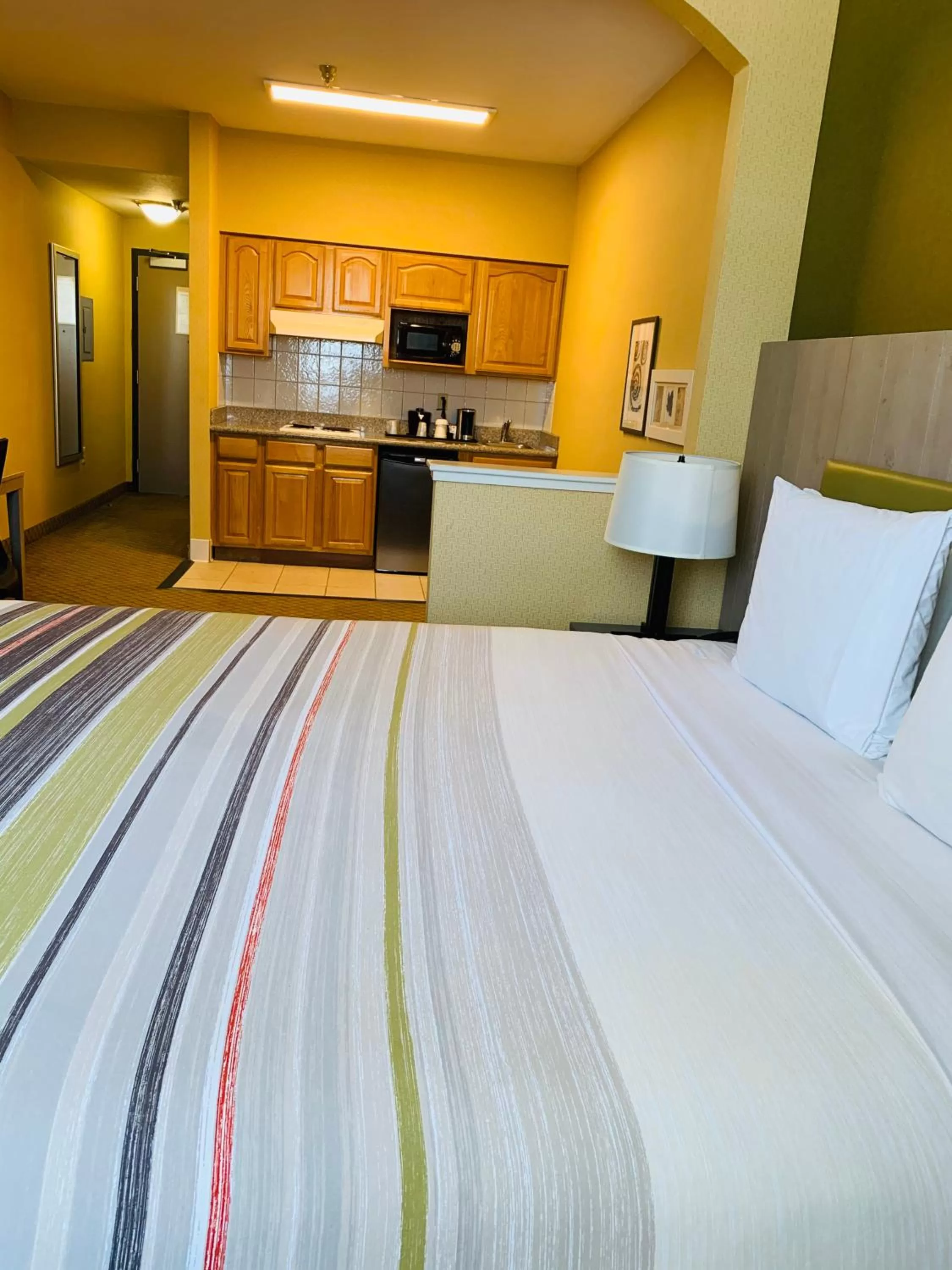 Studio Suite 1 King in Country Inn & Suites by Radisson, San Jose International Airport, CA