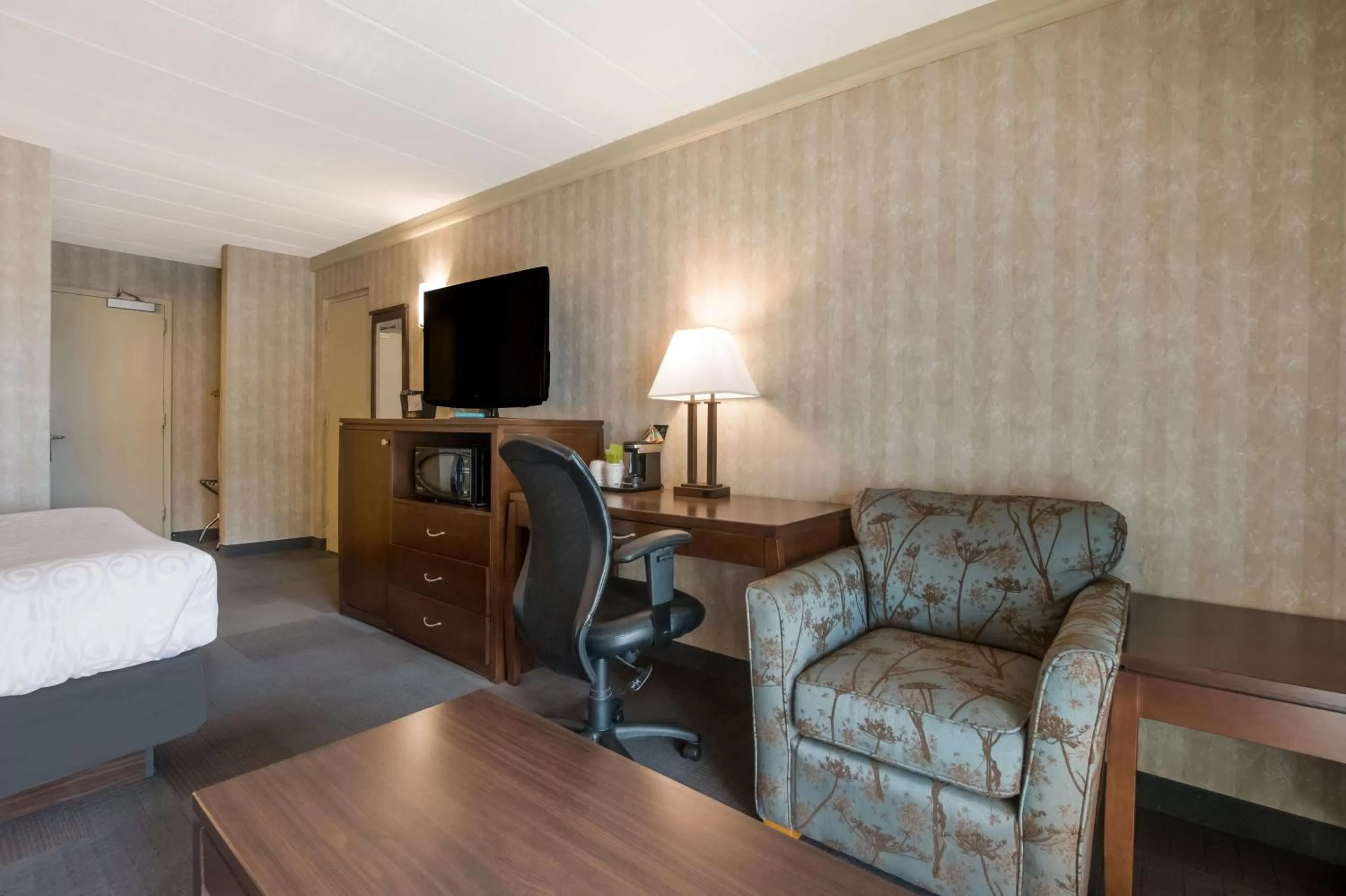 King Room with Sofa Bed in Best Western Brantford Hotel and Conference Centre