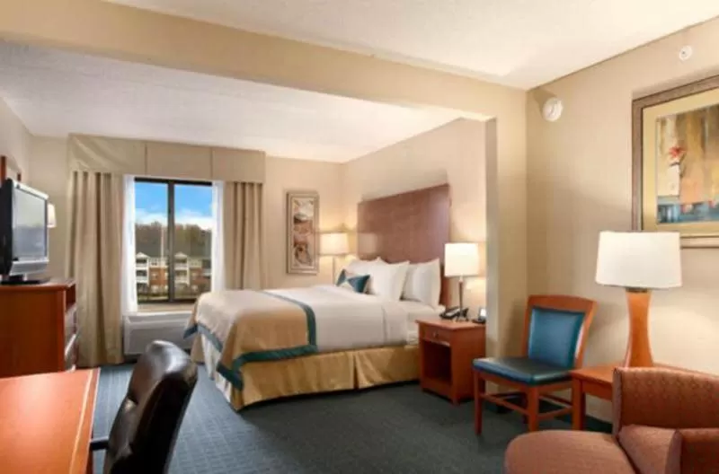 King Room with Roll-in Shower - Mobility Access/Non-Smoking in Wingate by Wyndham Richmond Short Pump