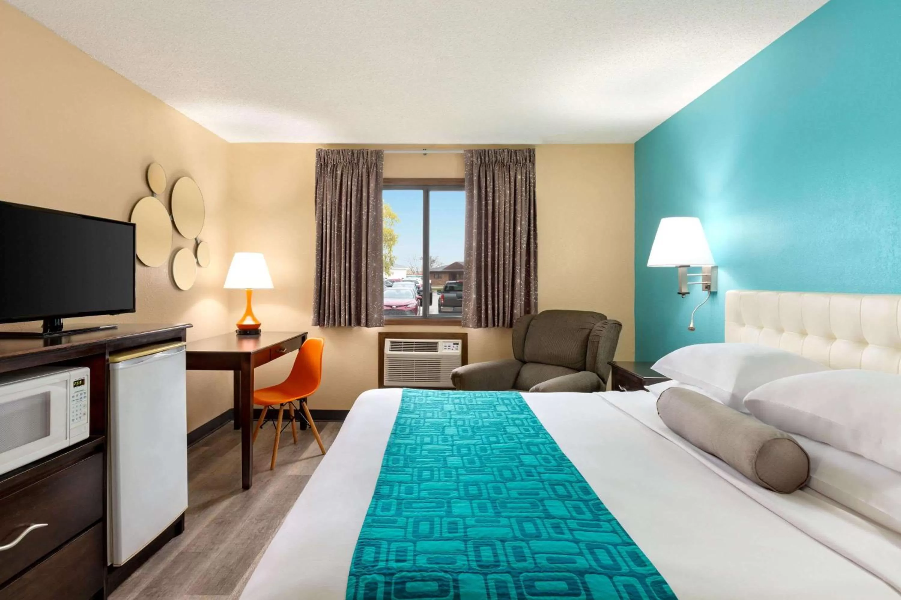 King Room - Non-Smoking in Howard Johnson by Wyndham Waterloo/Cedar Falls