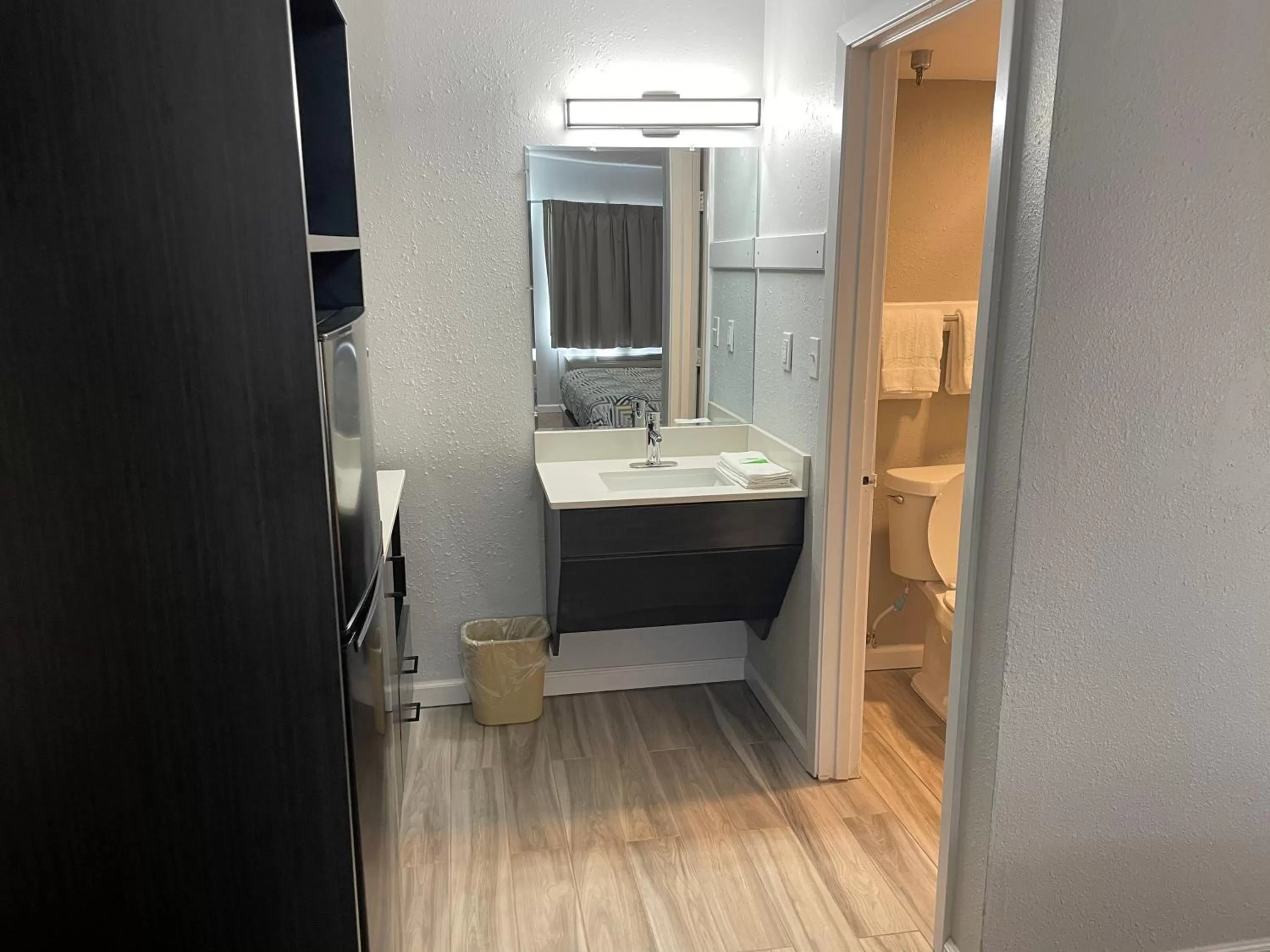 Deluxe Suite - Smoking in Studio 6 Vicksburg, MS- Downtown