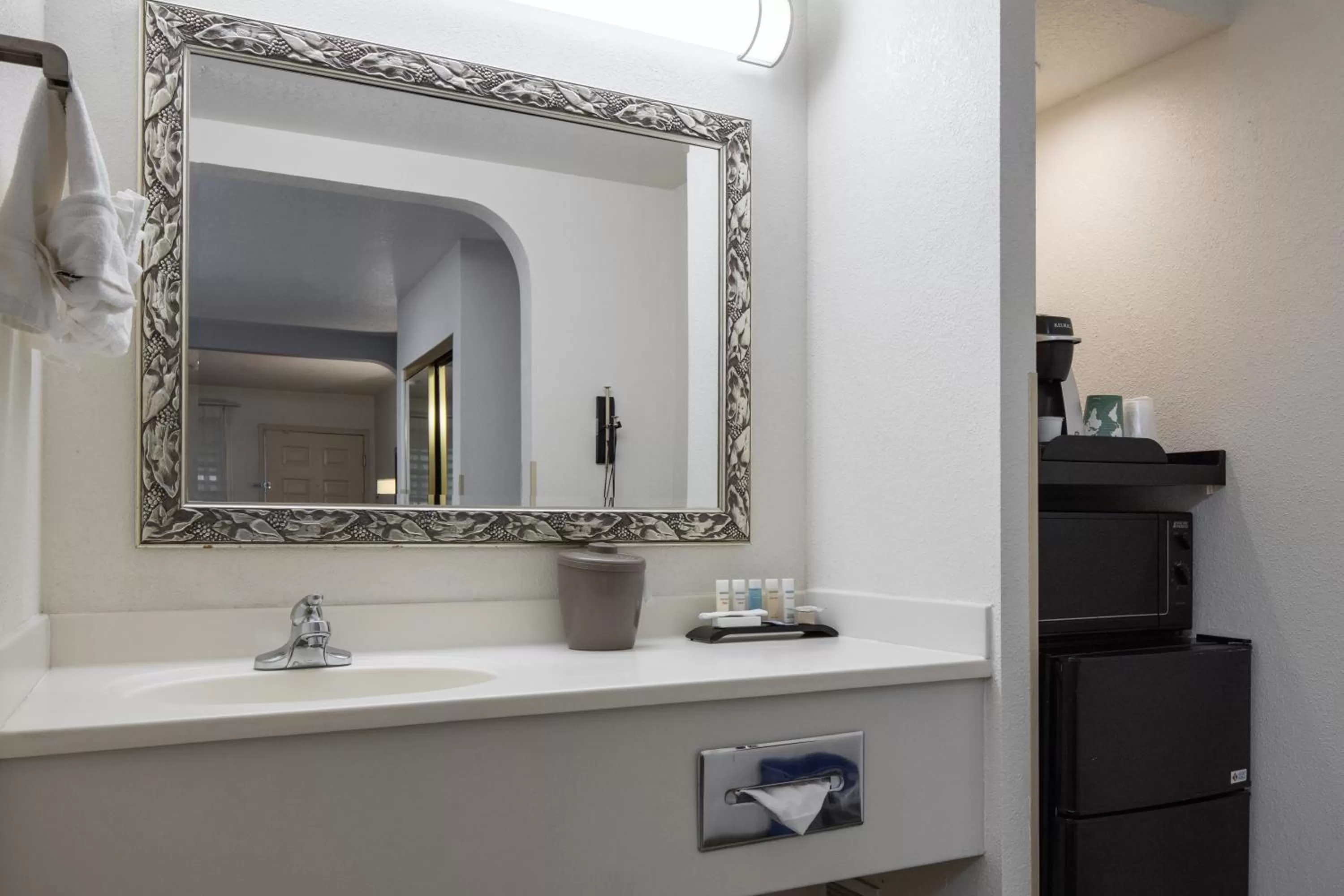 Queen Room with Two Queen Beds in Atherton Park Inn and Suites