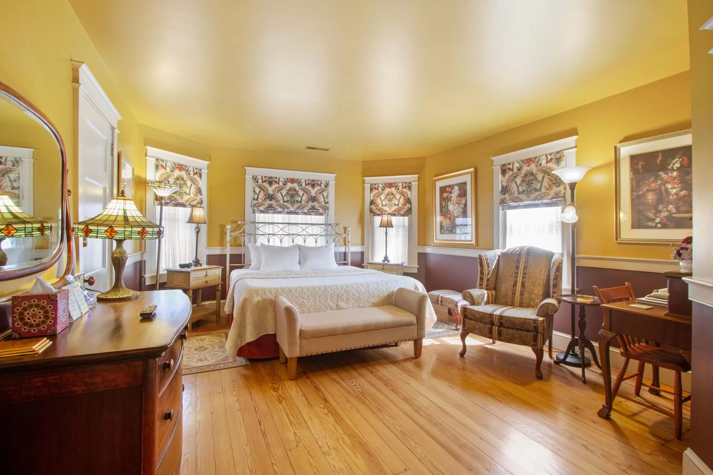 Traditional King Room in After Eight Bed and Breakfast