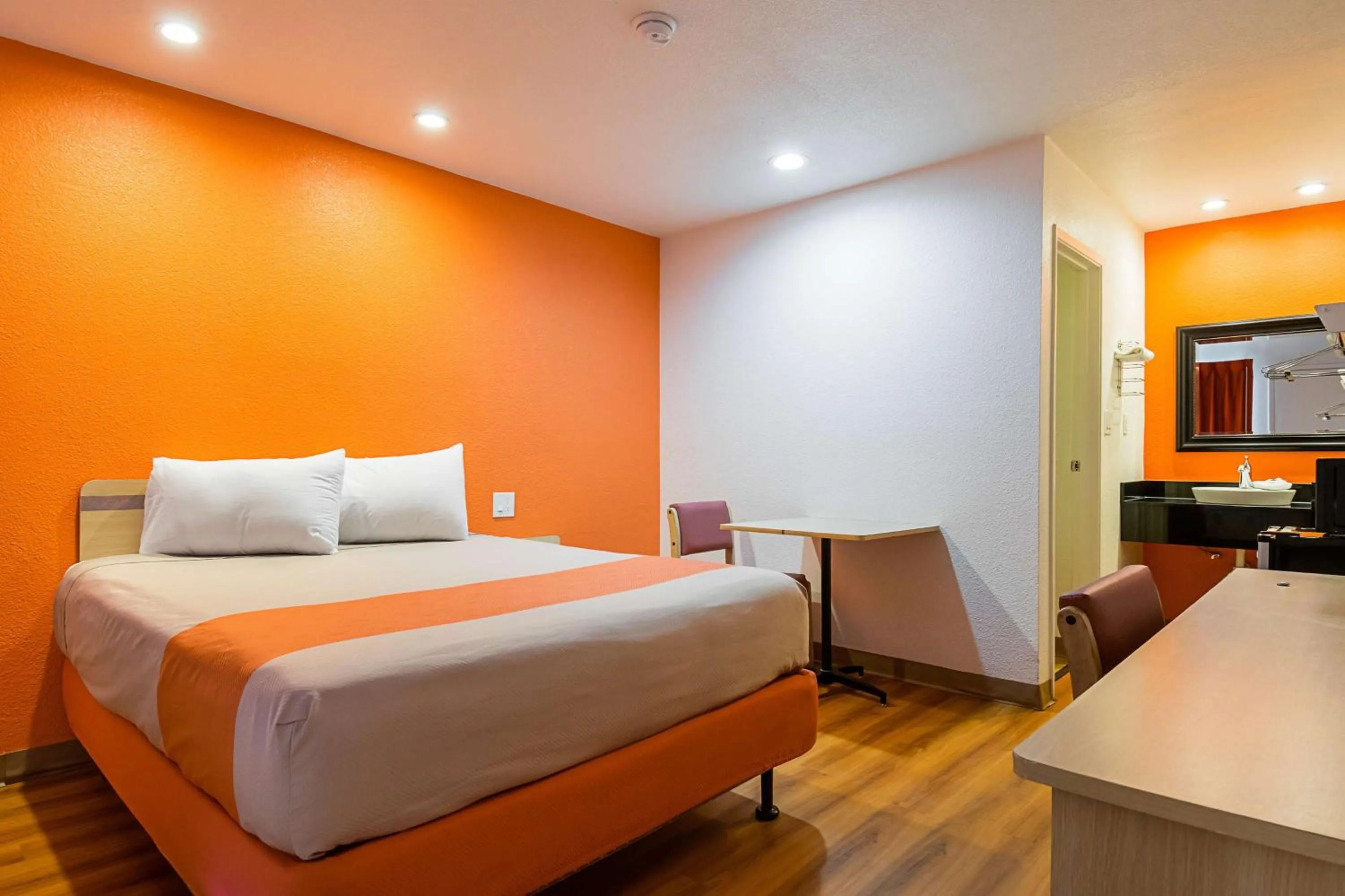 1 Full Bed | ADA/RI Shower/Smoking in Motel 6 Lost Hills / Buttonwillow Racetrack