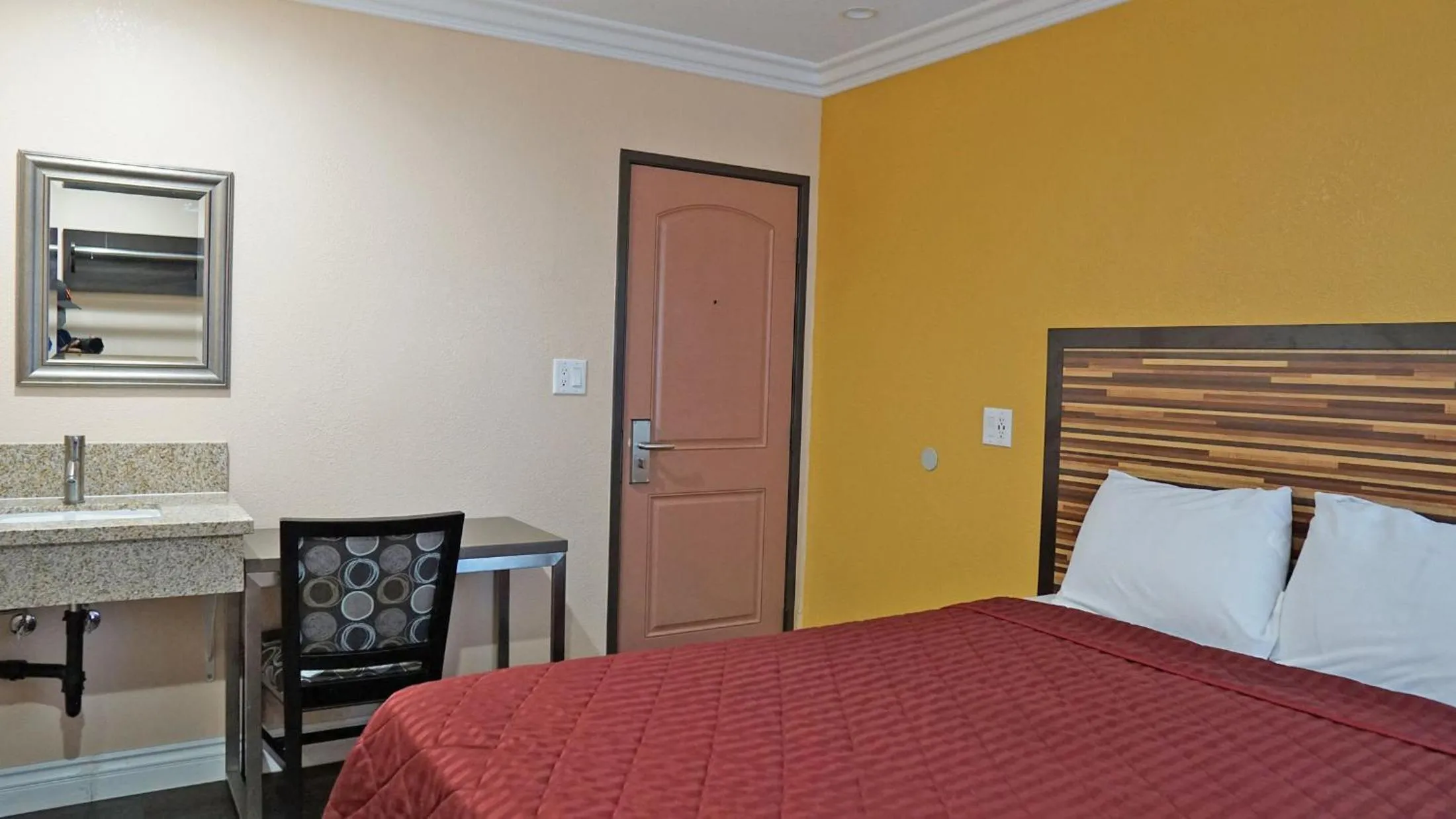 Queen Room with Shared Bathroom in Holly Crest Hotel - Los Angeles, LAX Airport