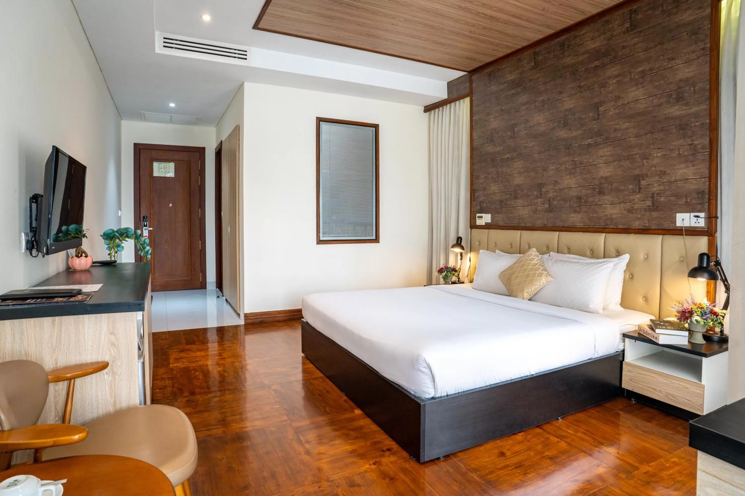  Deluxe Double Room with Balcony and City View in LCS Hotel & Apartment