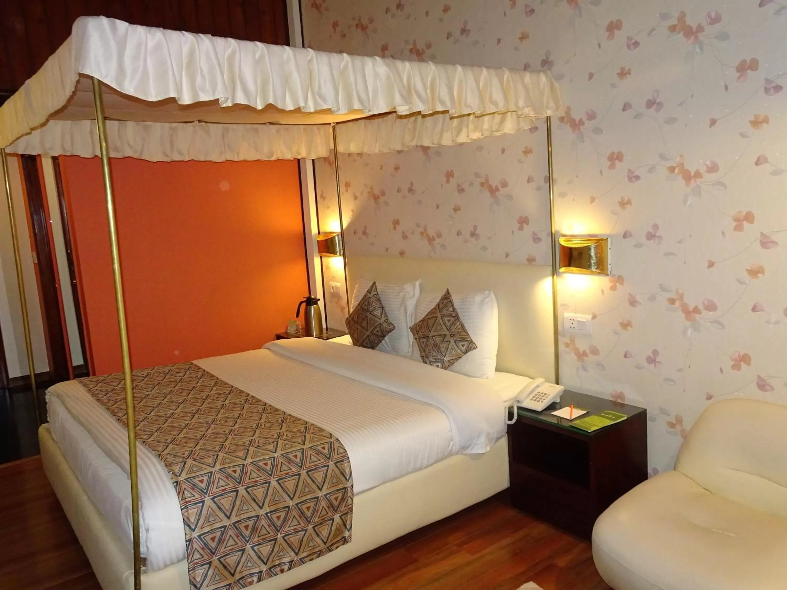 Super Deluxe Double Room in Honeymoon Inn Shimla