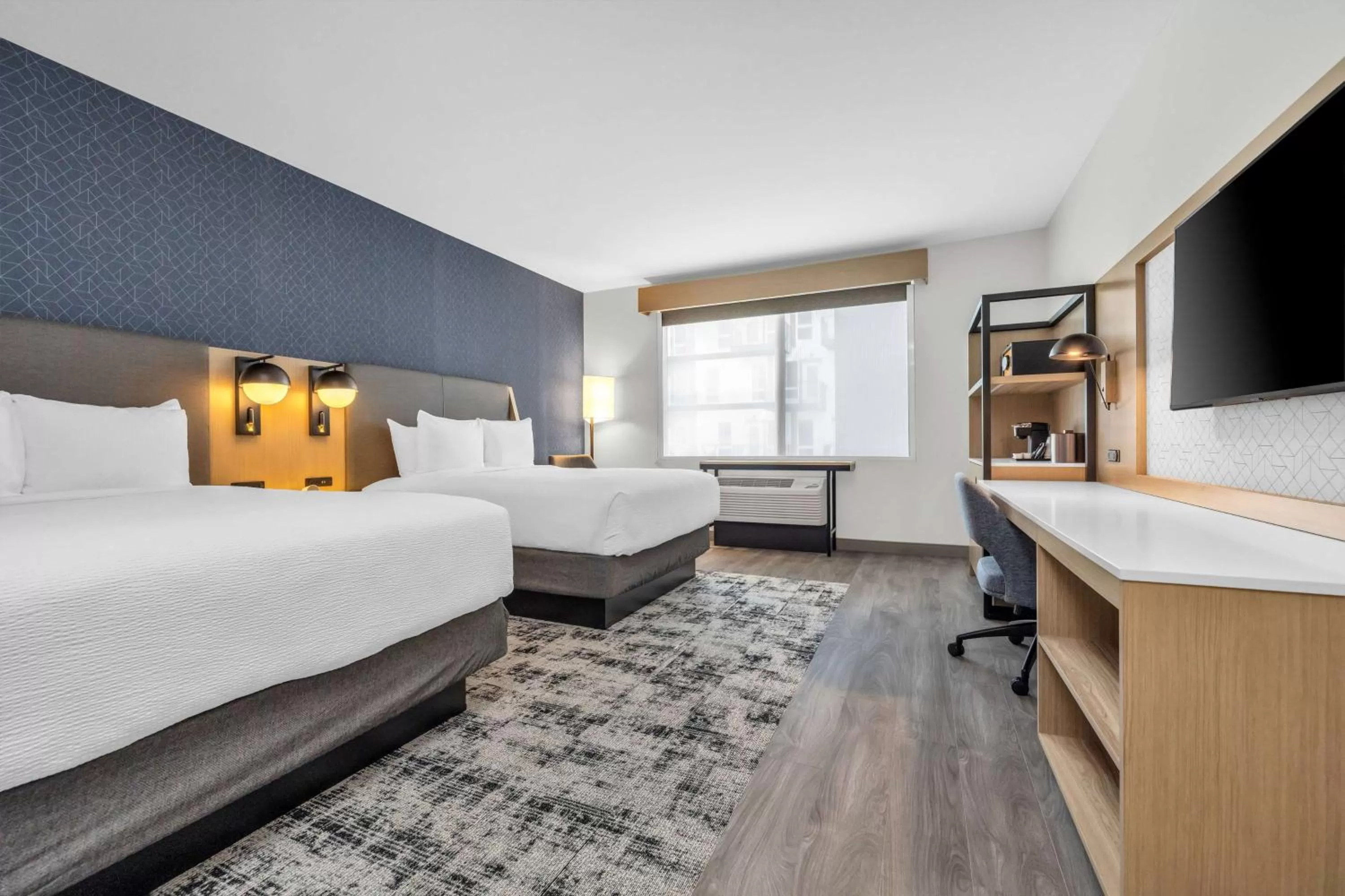 Queen Room with Two Queen Beds - Non-Smoking in La Quinta Inn & Suites by Wyndham San Jose Airport-Downtown