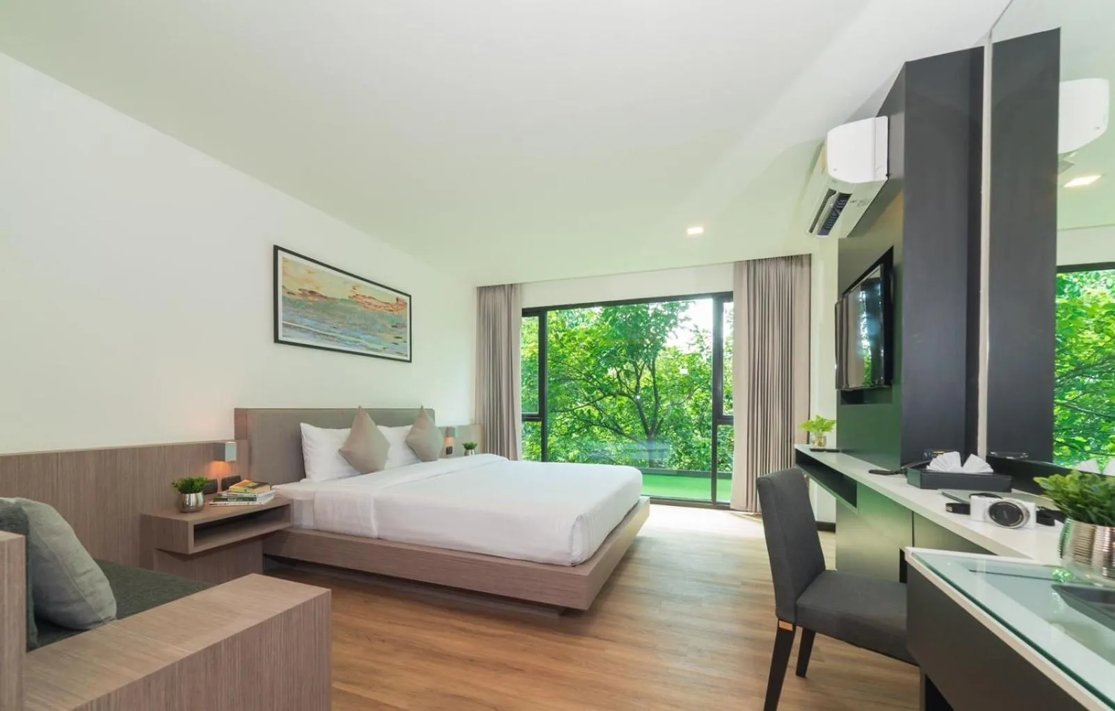 Deluxe Double Room in Pause and Play Hotel