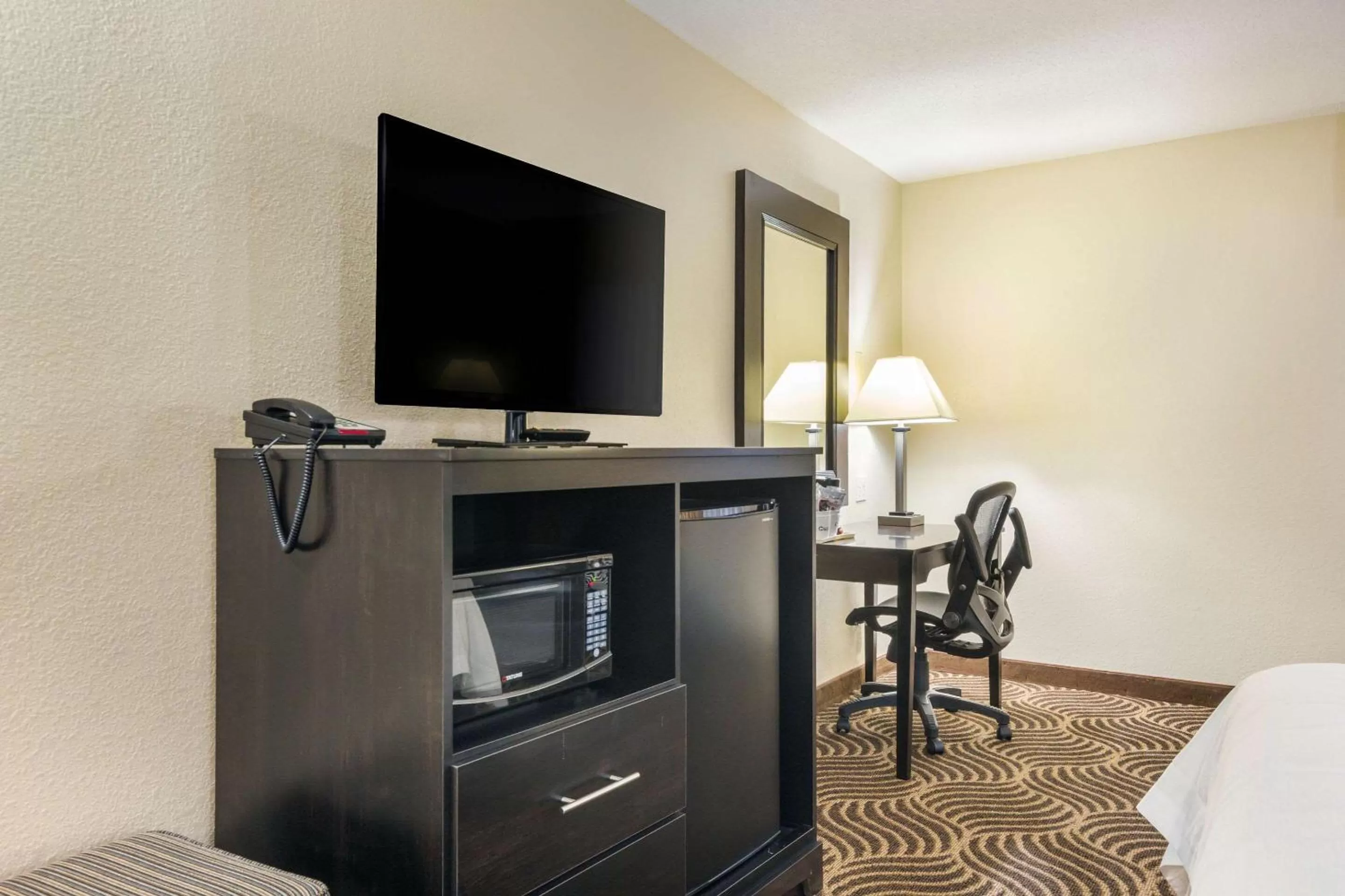 Queen Room - Non-Smoking in Quality Inn & Suites Florence - Cincinnati South