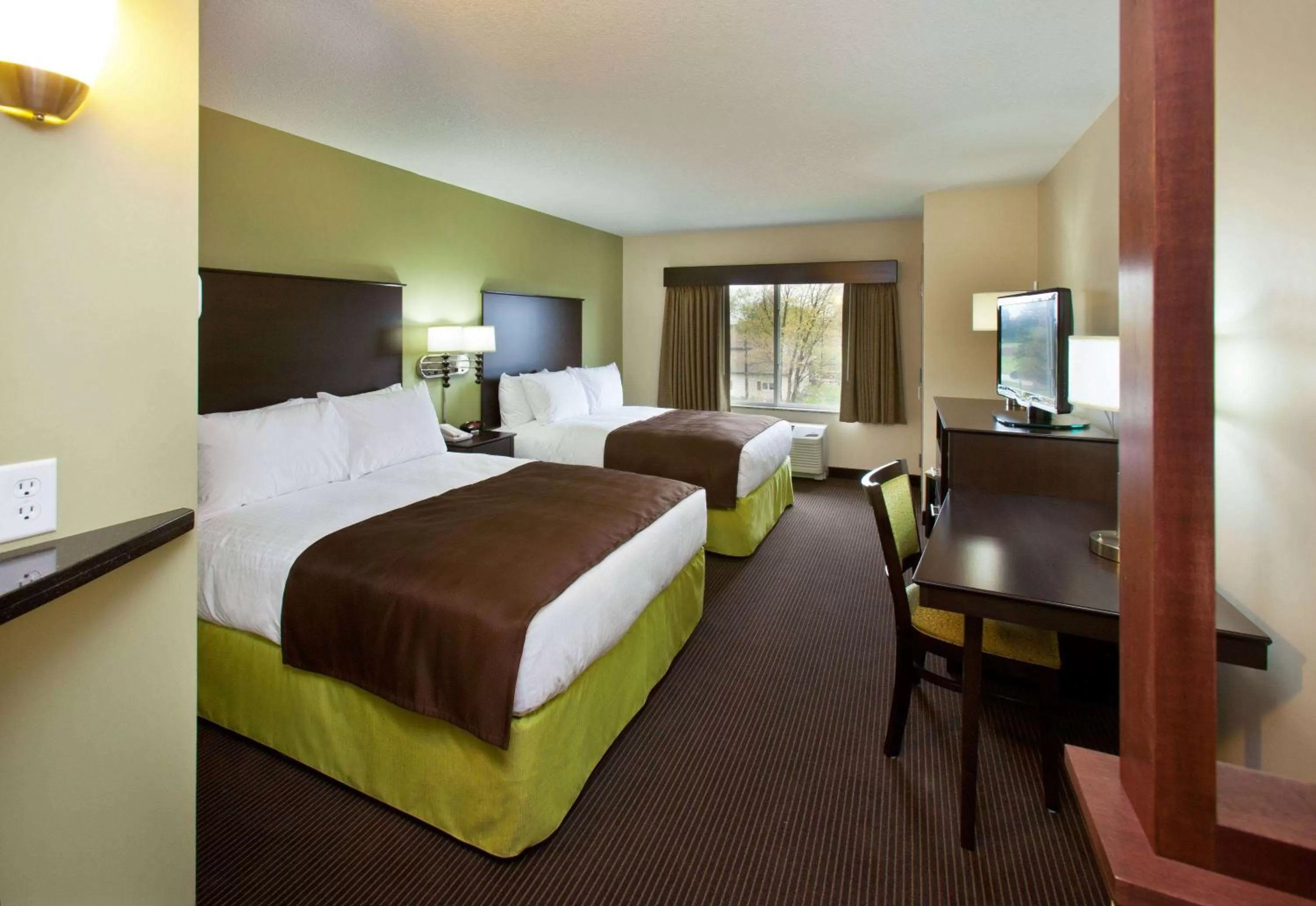 Deluxe Queen Room - Mobility Access/Non-Smoking in AmericInn by Wyndham Fairfield