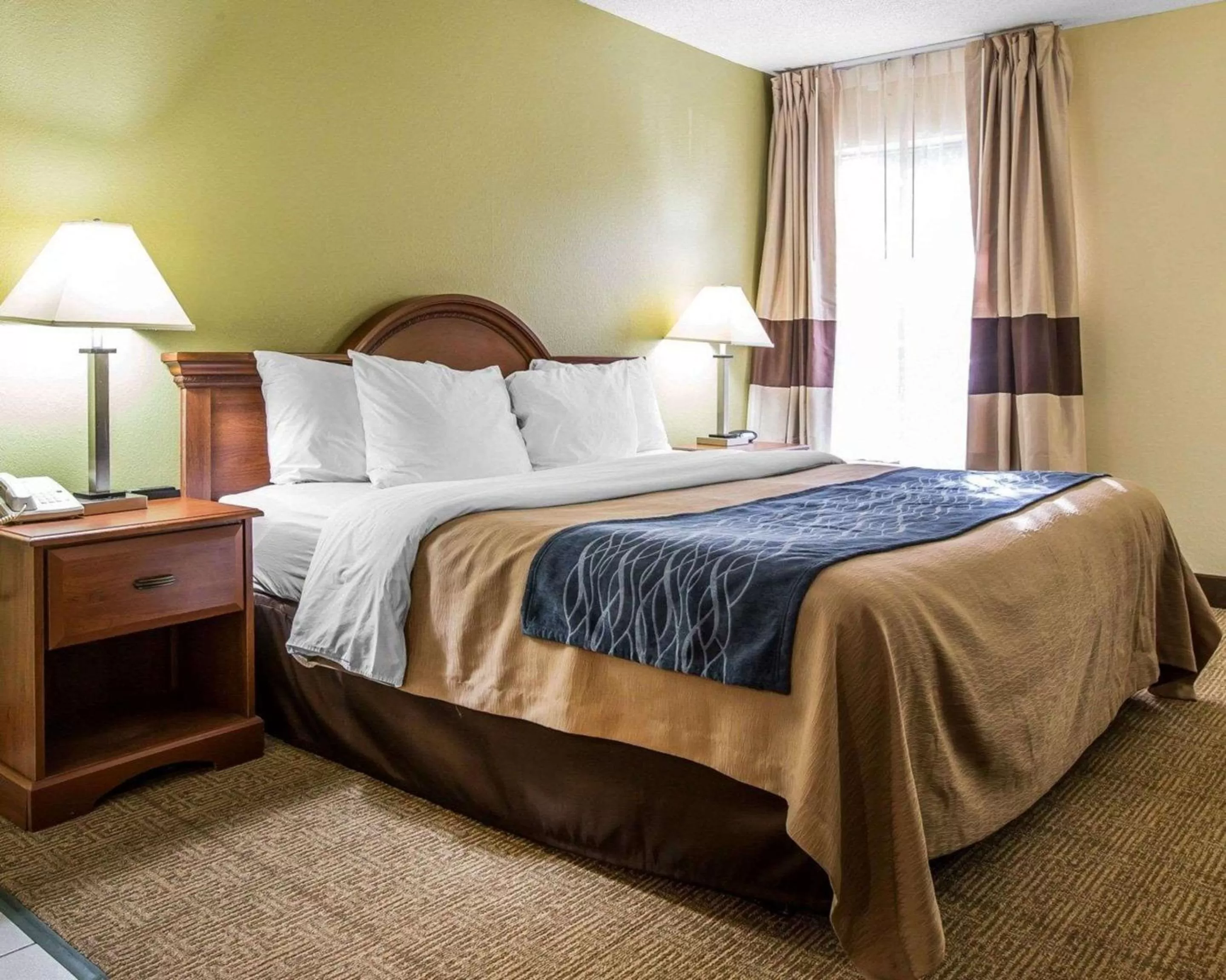 King Room with Whirlpool - Non-smoking in Quality Inn Darien-North Brunswick