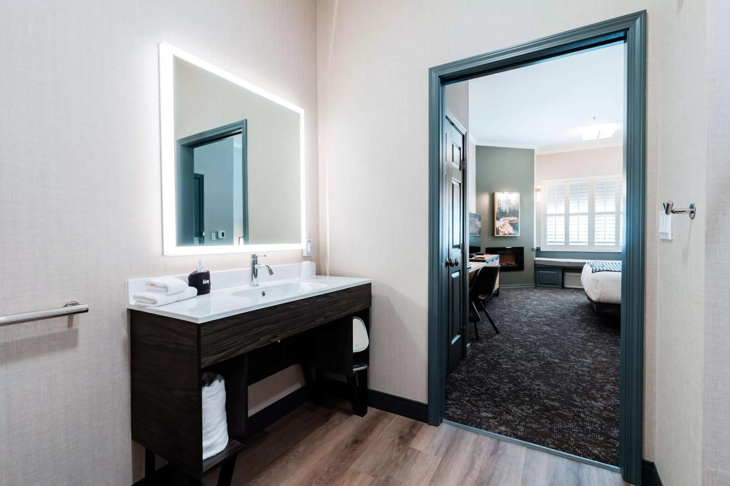 King Room with Accessible Tub - Mobility Access in Hotel NoBo Cascade, Tapestry Collection by Hilton