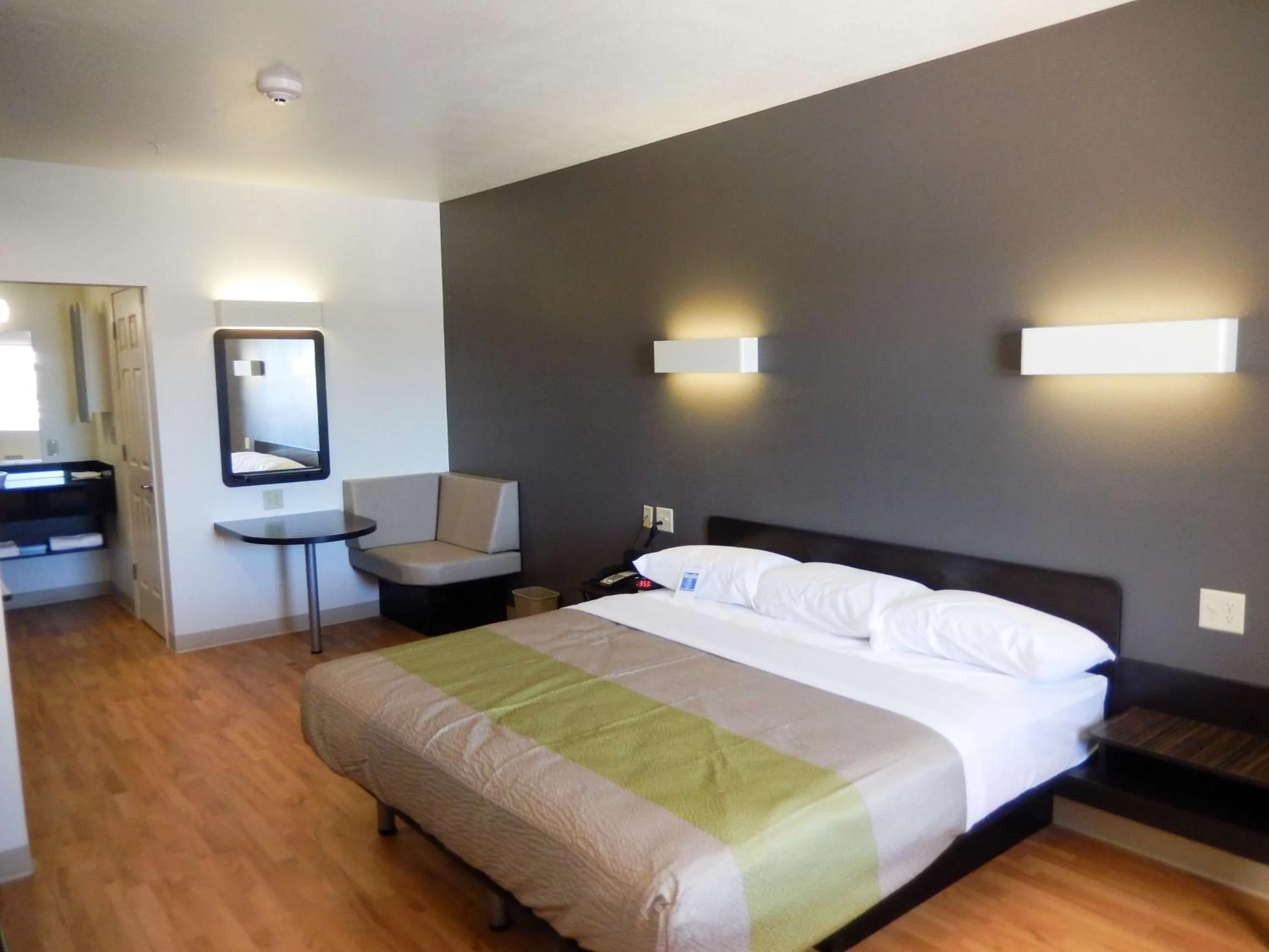 King Room - single occupancy - Disability Access - Non-Smoking in Studio 6-Yukon, OK