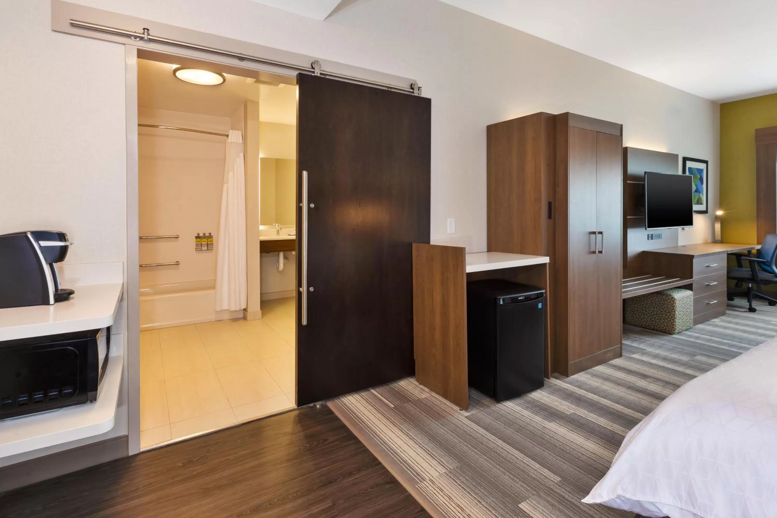 Standard Queen Room with Two Queen Beds and Mobility Accessible Tub in Holiday Inn Express & Suites - Milan - Sandusky Area by IHG