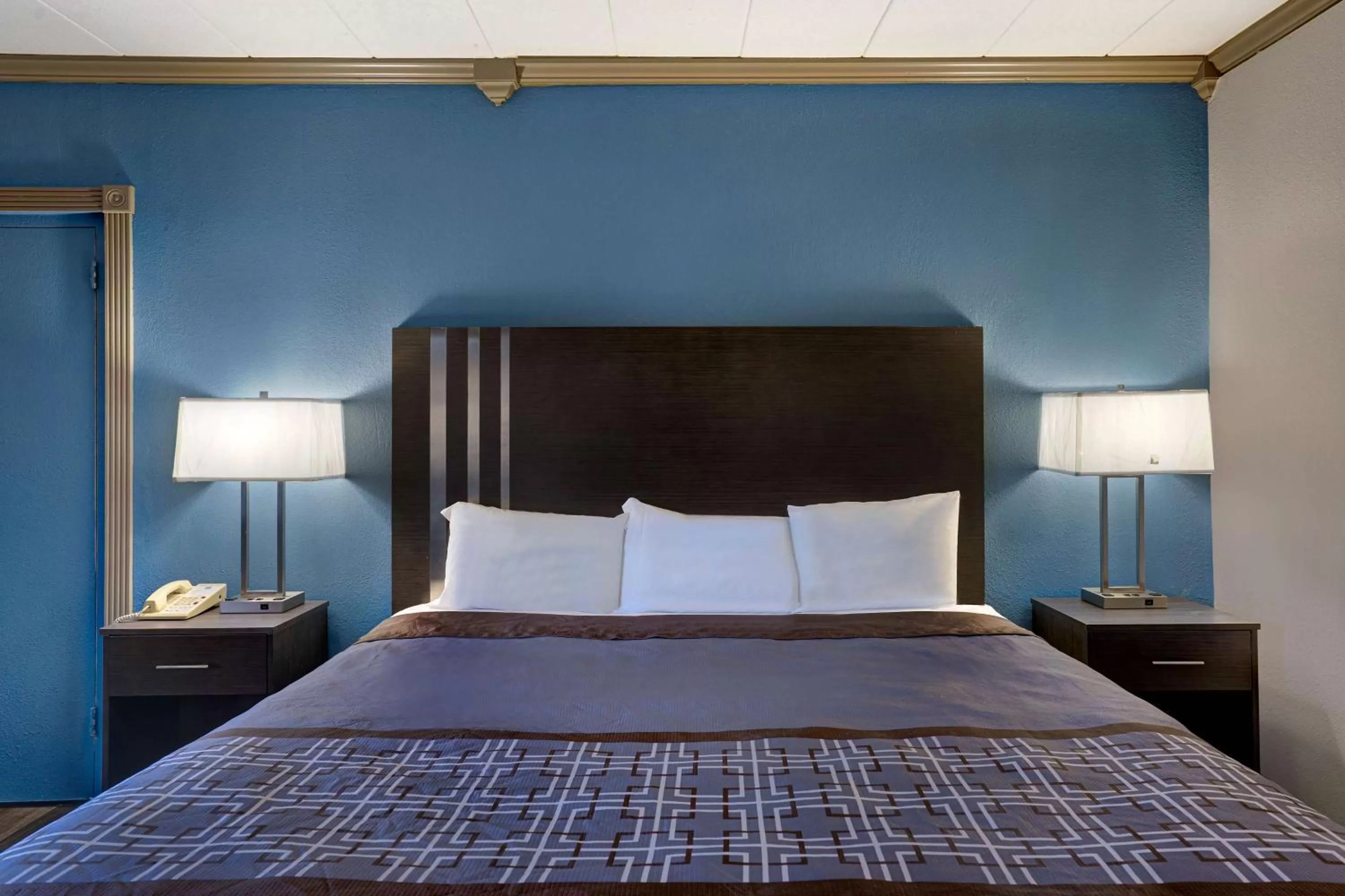 Deluxe King Room - single occupancy - Non-Smoking in Motel 6 Burlington