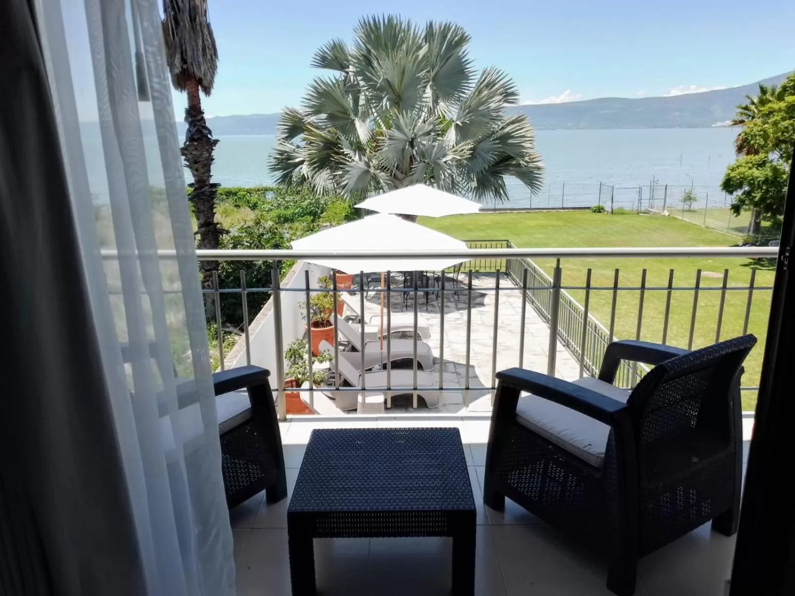 King Room with Lake View in Hotel La Ribereña