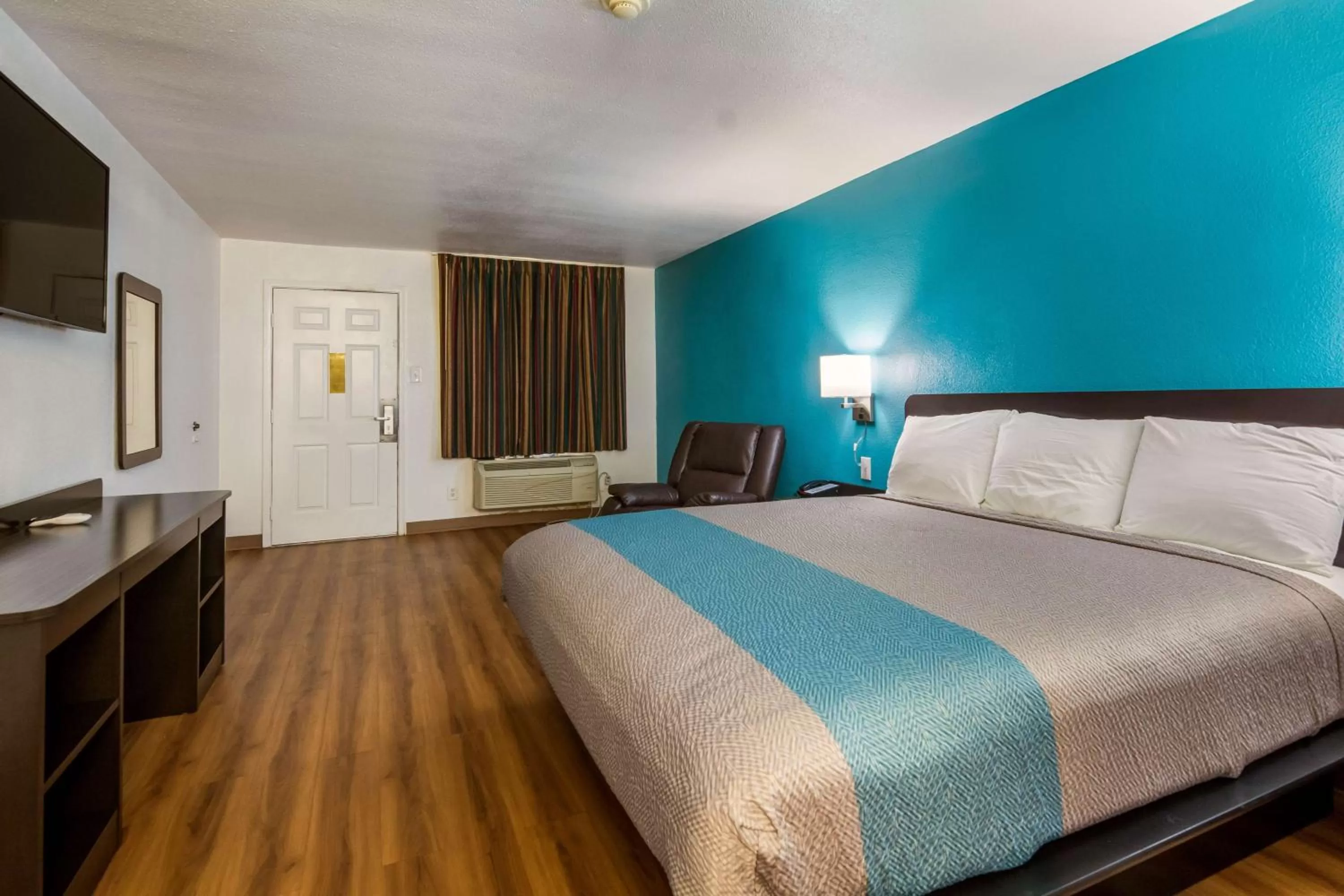 King Room - single occupancy - Disability Access - Non-Smoking in Motel 6-Freeport, TX