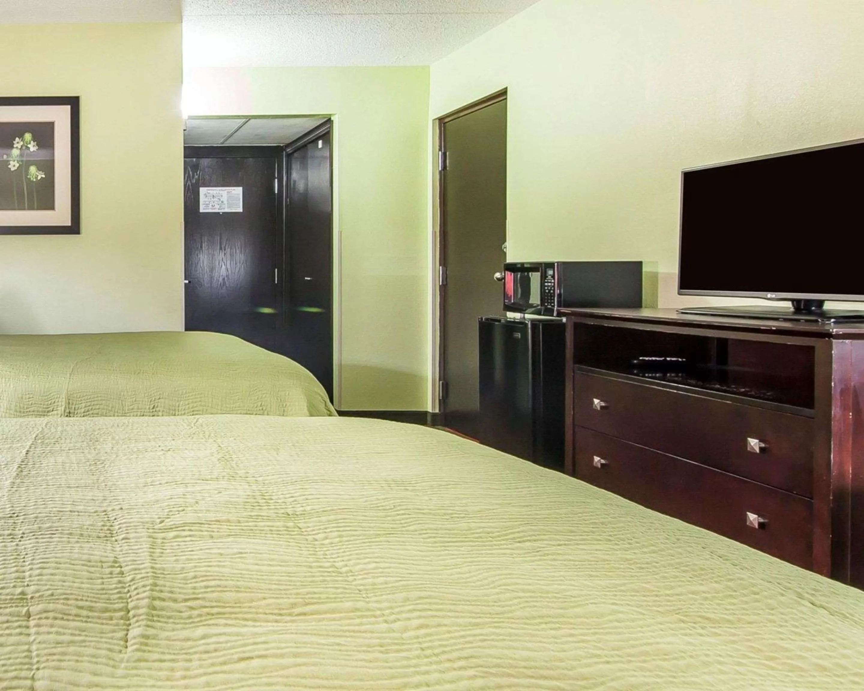 Queen Room with Two Queen Beds - Non-Smoking in Quality Inn West I - 75