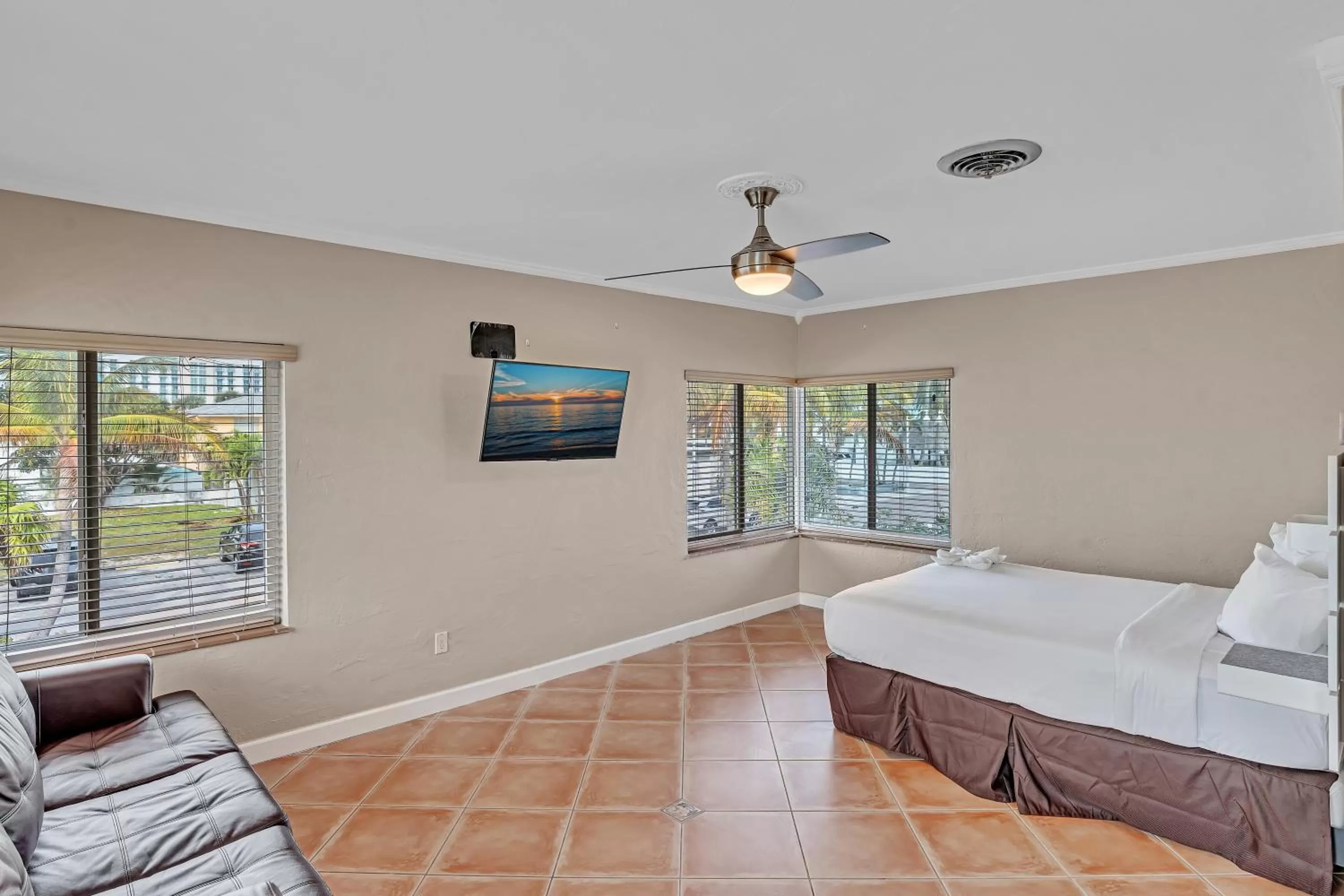 Bedroom Suite Courtyard Queen in Hollywood Beach Hotels