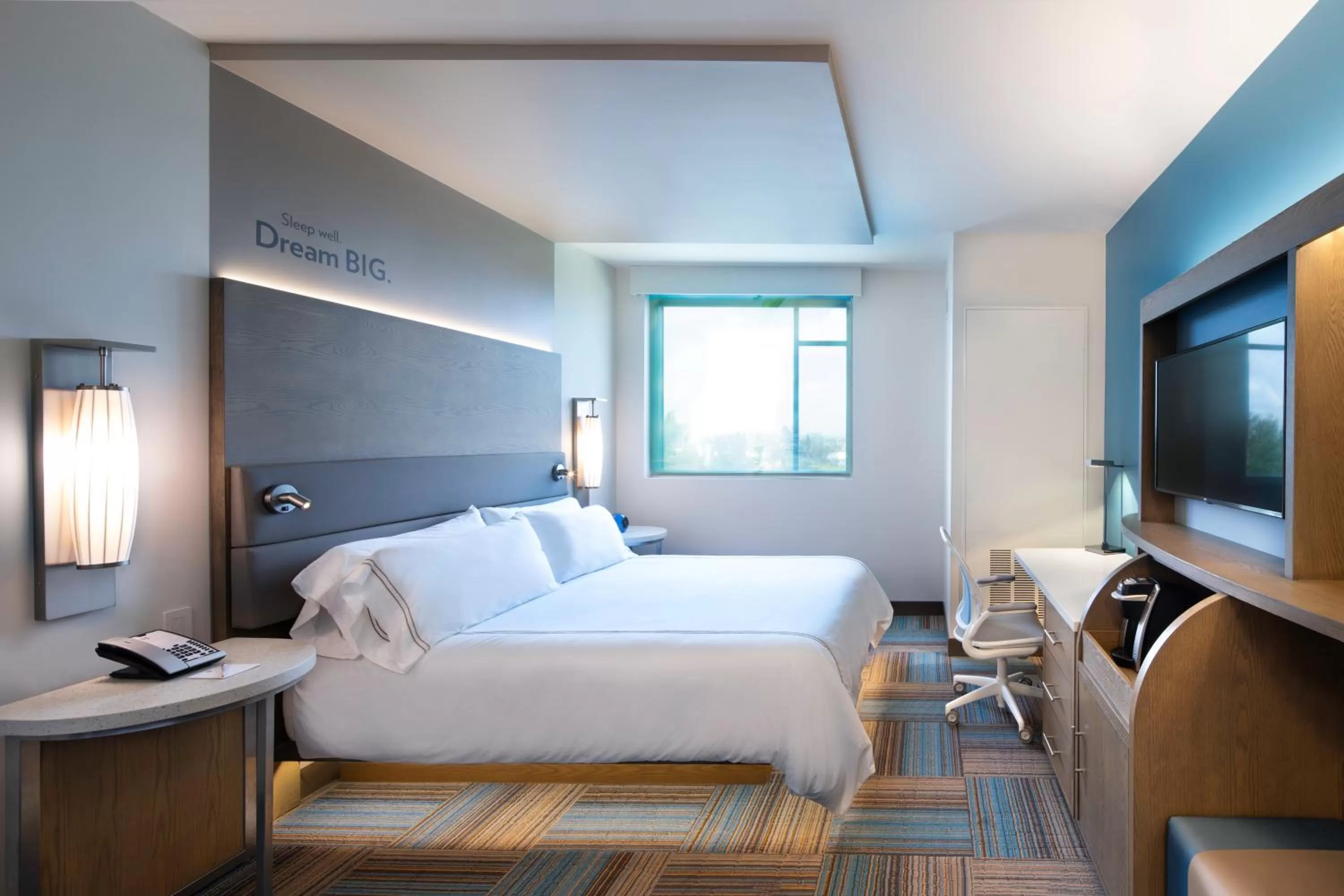 King Room with Mobility Accessible Tub and Lake View in EVEN Hotel Miami - Airport by IHG