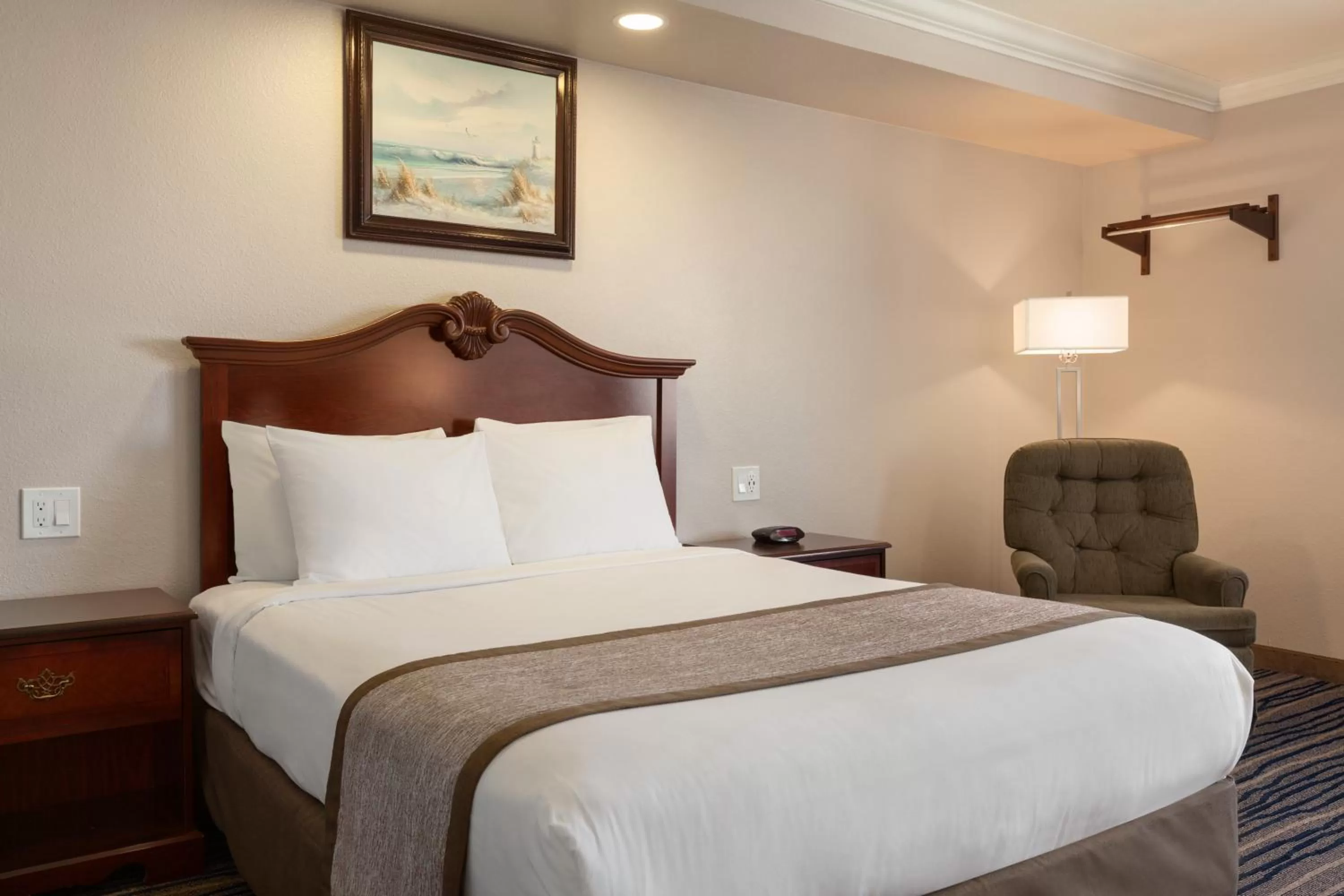 Queen Room - Disability Access/Non-Smoking in Days Inn by Wyndham Eureka CA