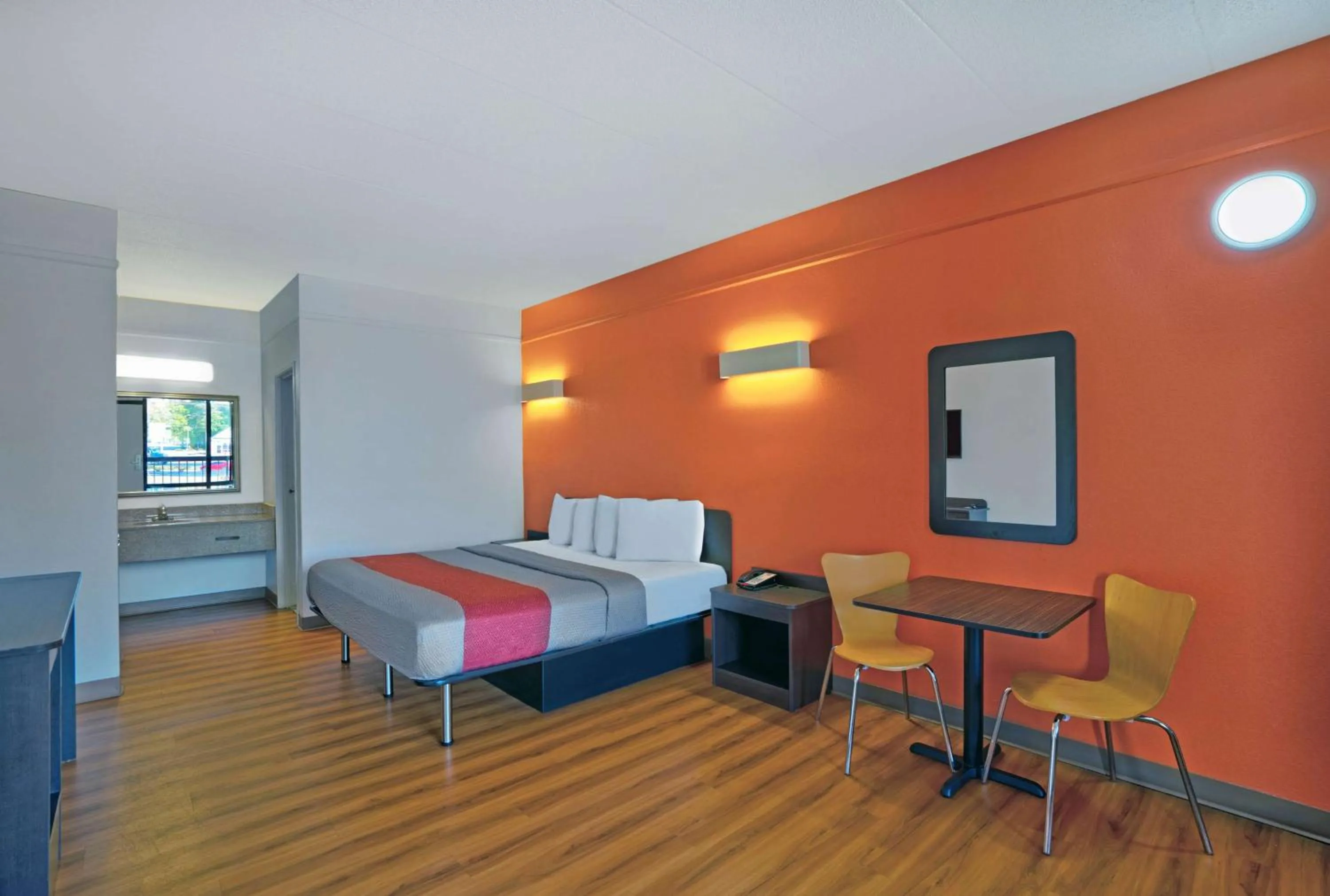 King Room with Spa Bath - single occupancy - Smoking in Motel 6-Seaford, DE