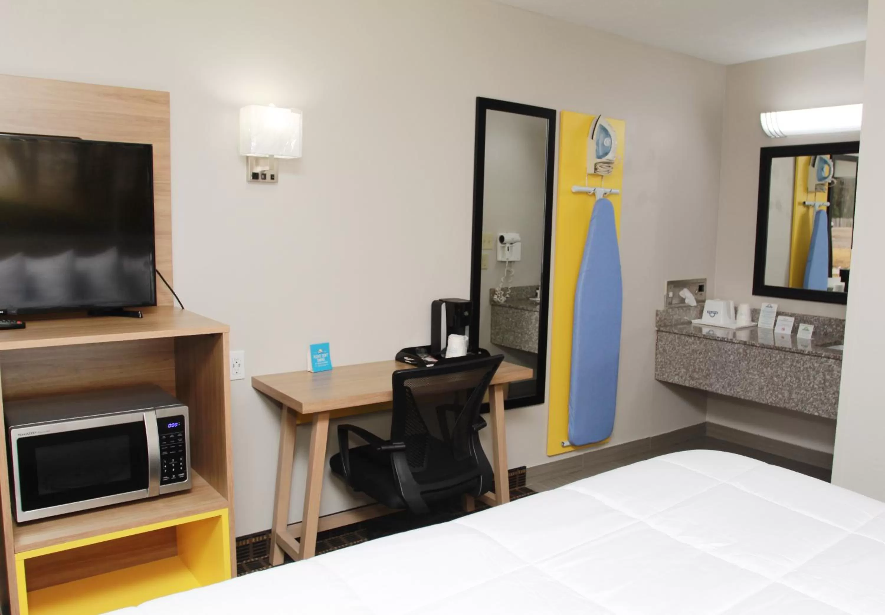 King Room - Mobility Access/Smoking in Days Inn by Wyndham Forest